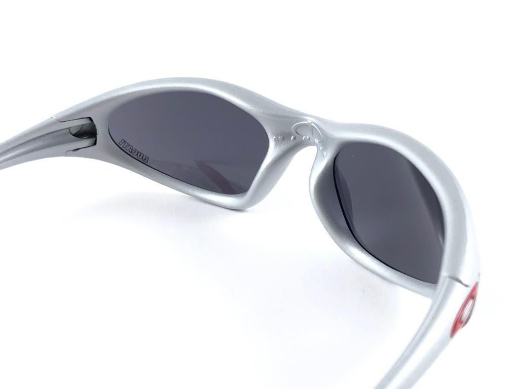 Women's or Men's New Vintage Limited Edition Sports Oakley Ducati Minute Red 2005 Sunglasses