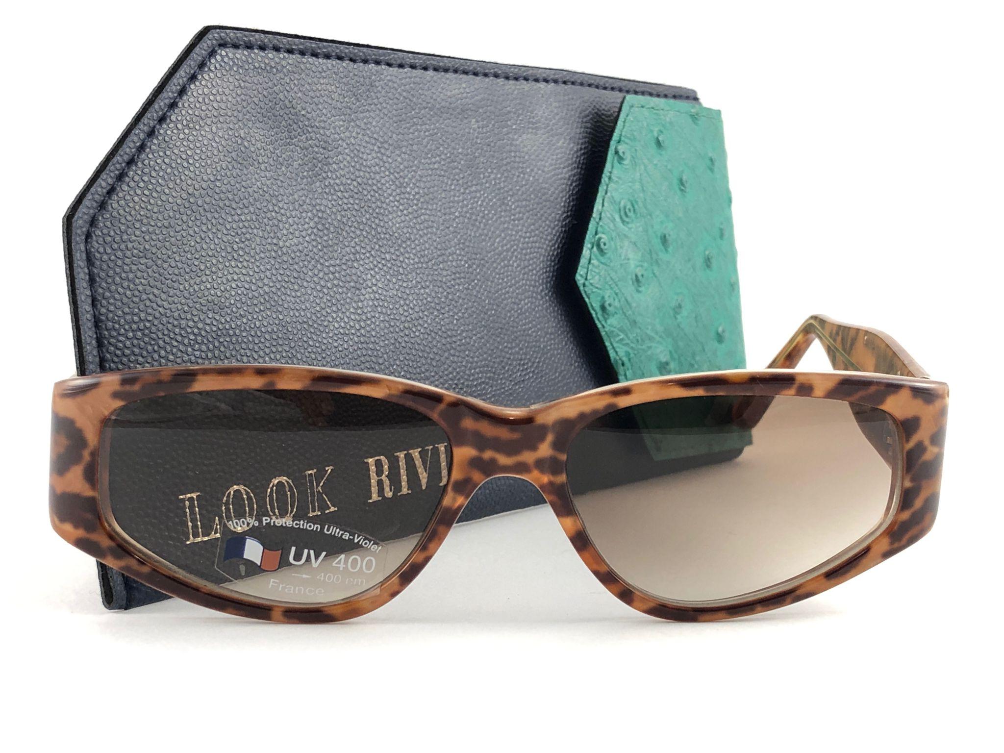 New Vintage Look Riviera leopard printed accented frame with spotless lenses.  
Made in Paris. 
Produced and design in 1980's.  
Please consider this item is nearly 40 years old and could show minor sign of wear due to storage. 

MEASUREMENTS

Front