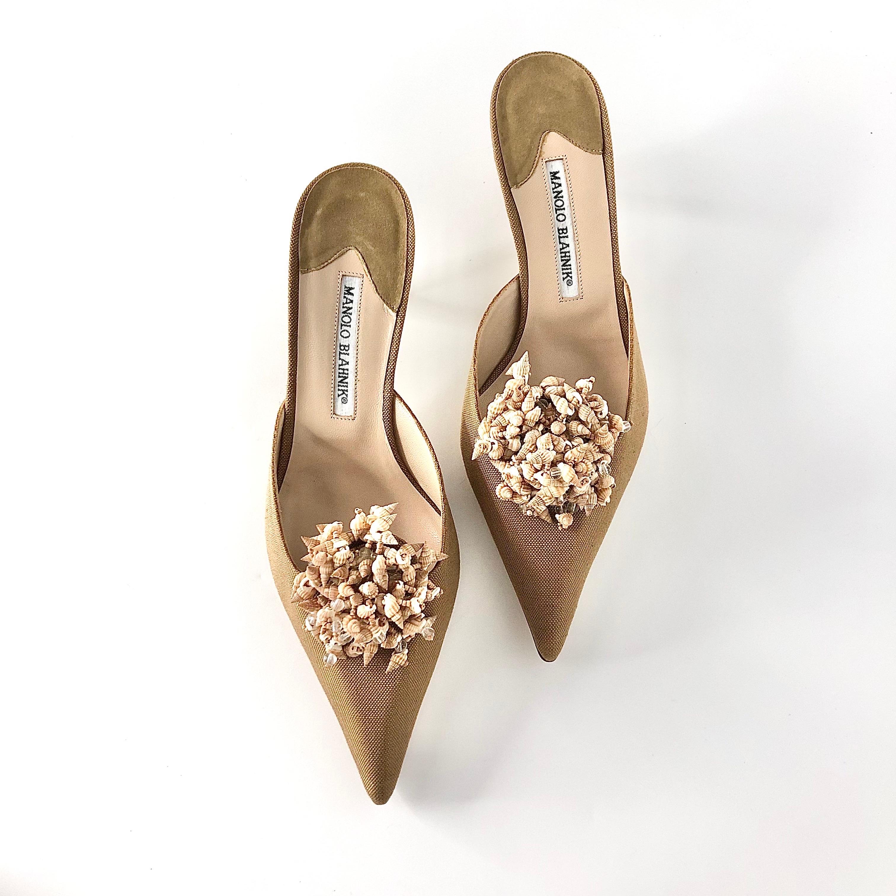 Manolo Blahnik vintage con decorazioni a conchiglia e tacco a gattino
Nuovo, senza scatola originale
Colore Tan
Taglia 40IT
Tomaia in tessuto
Suola in cuoio
Abbellimento a conchiglia
Tacco a gattino
A punta 
Altezza del tacco di 2,25