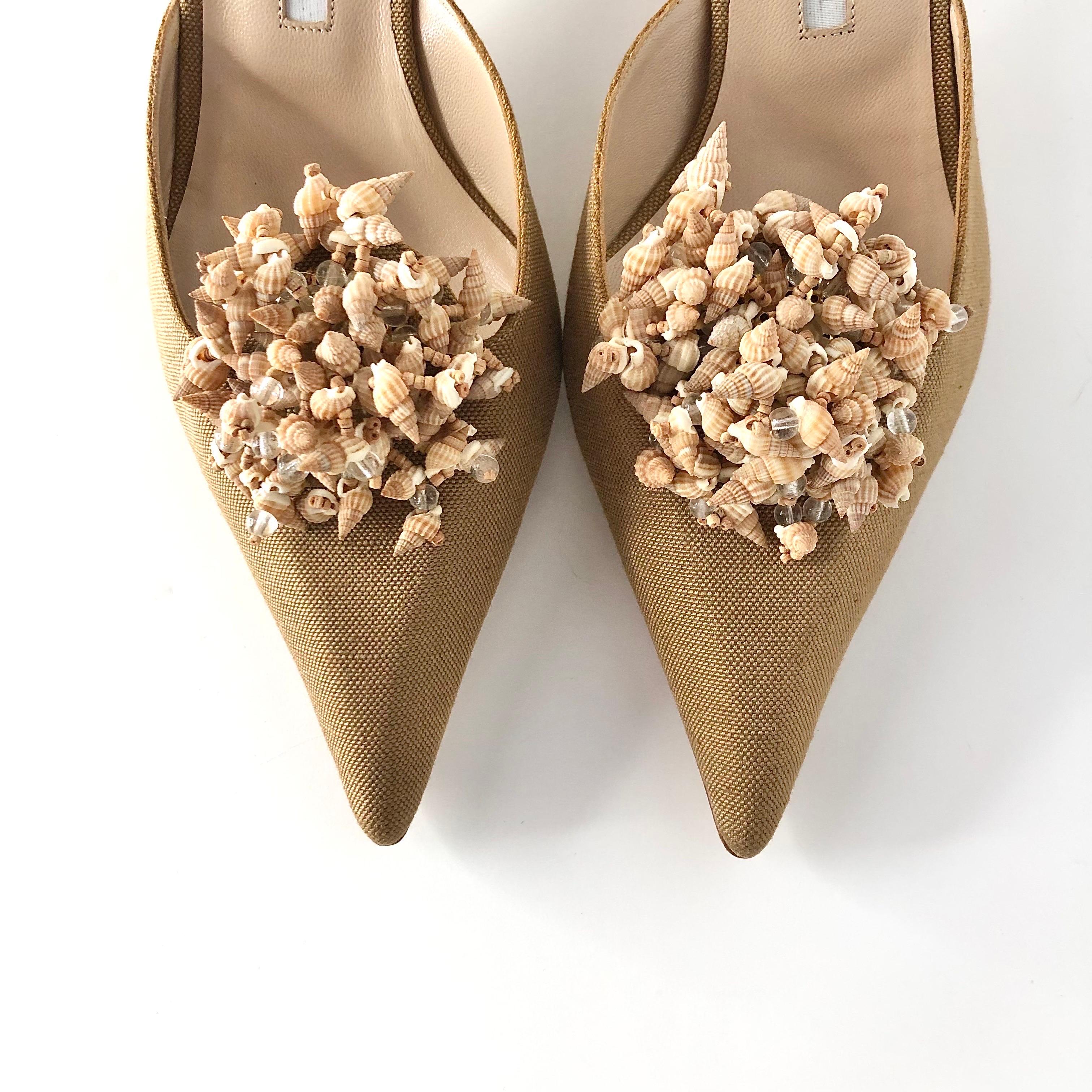 Marrone NEW Vintage Manolo Blahnik Shell Embellished Pointed Toe Kitten Heel Mules 40 in vendita