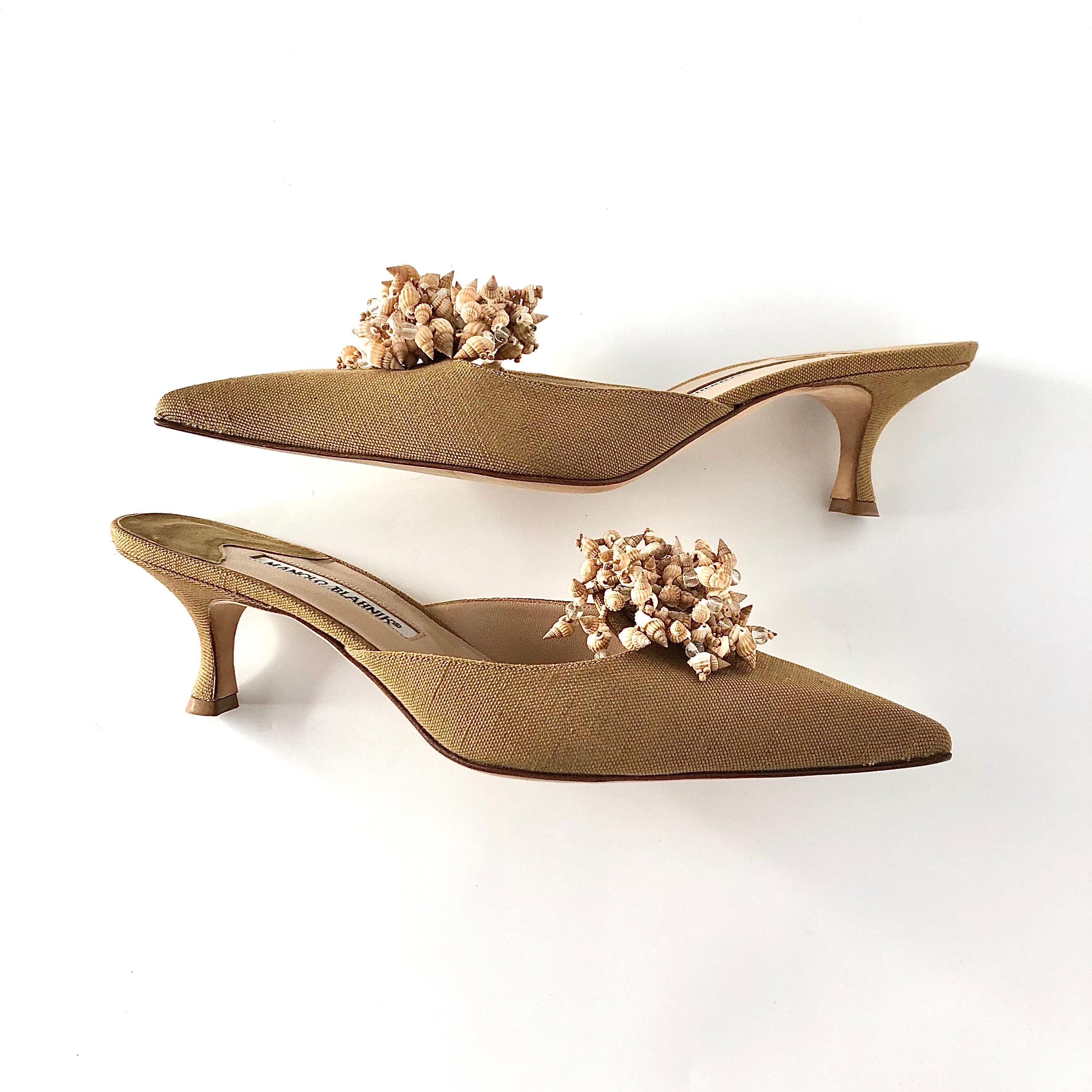 Donna NEW Vintage Manolo Blahnik Shell Embellished Pointed Toe Kitten Heel Mules 40 in vendita