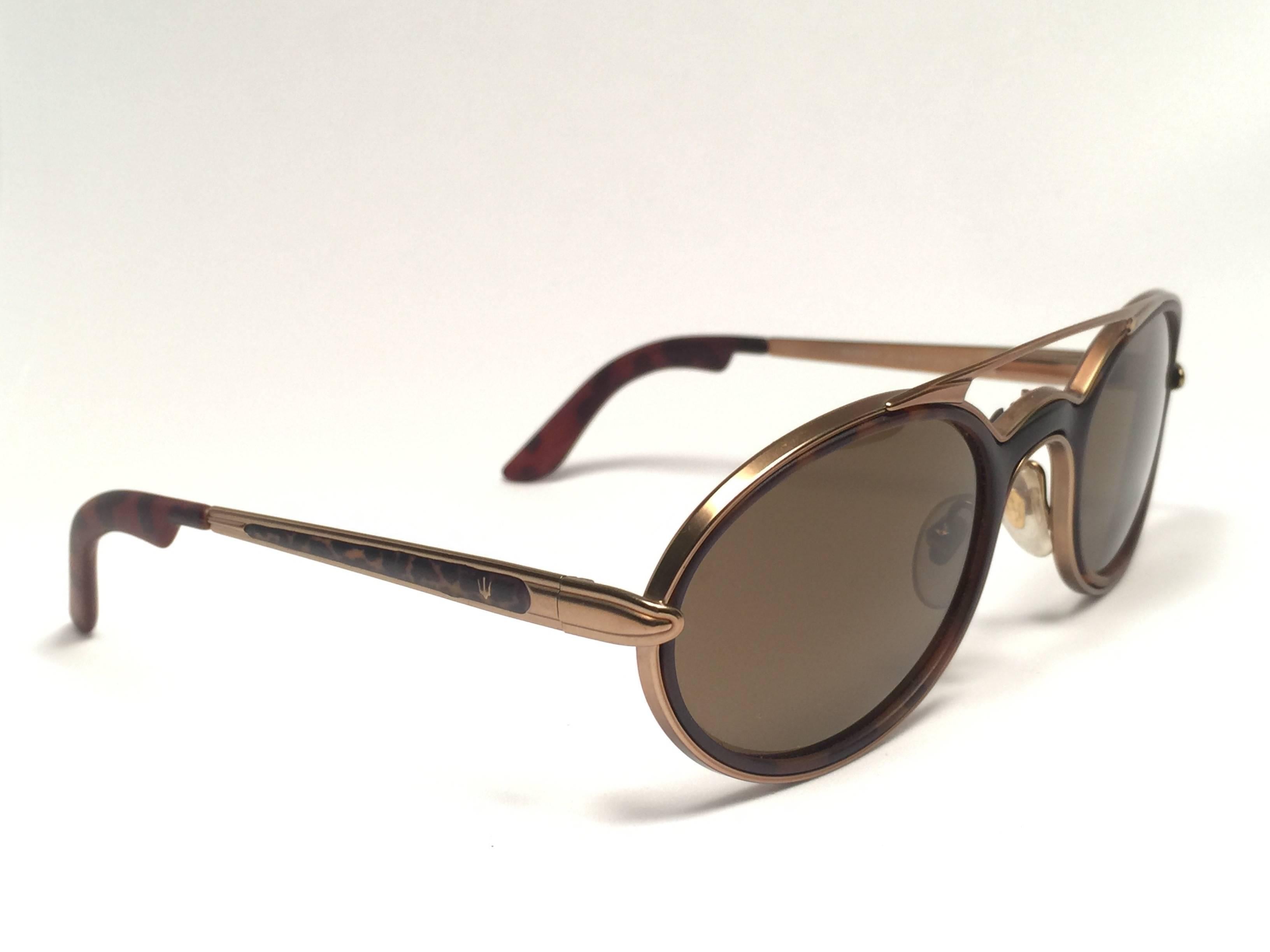 New Vintage Maserati matte gold and tortoise combined frame.

Lenses are medium brown.

New, never worn or displayed.
Made in Italy.