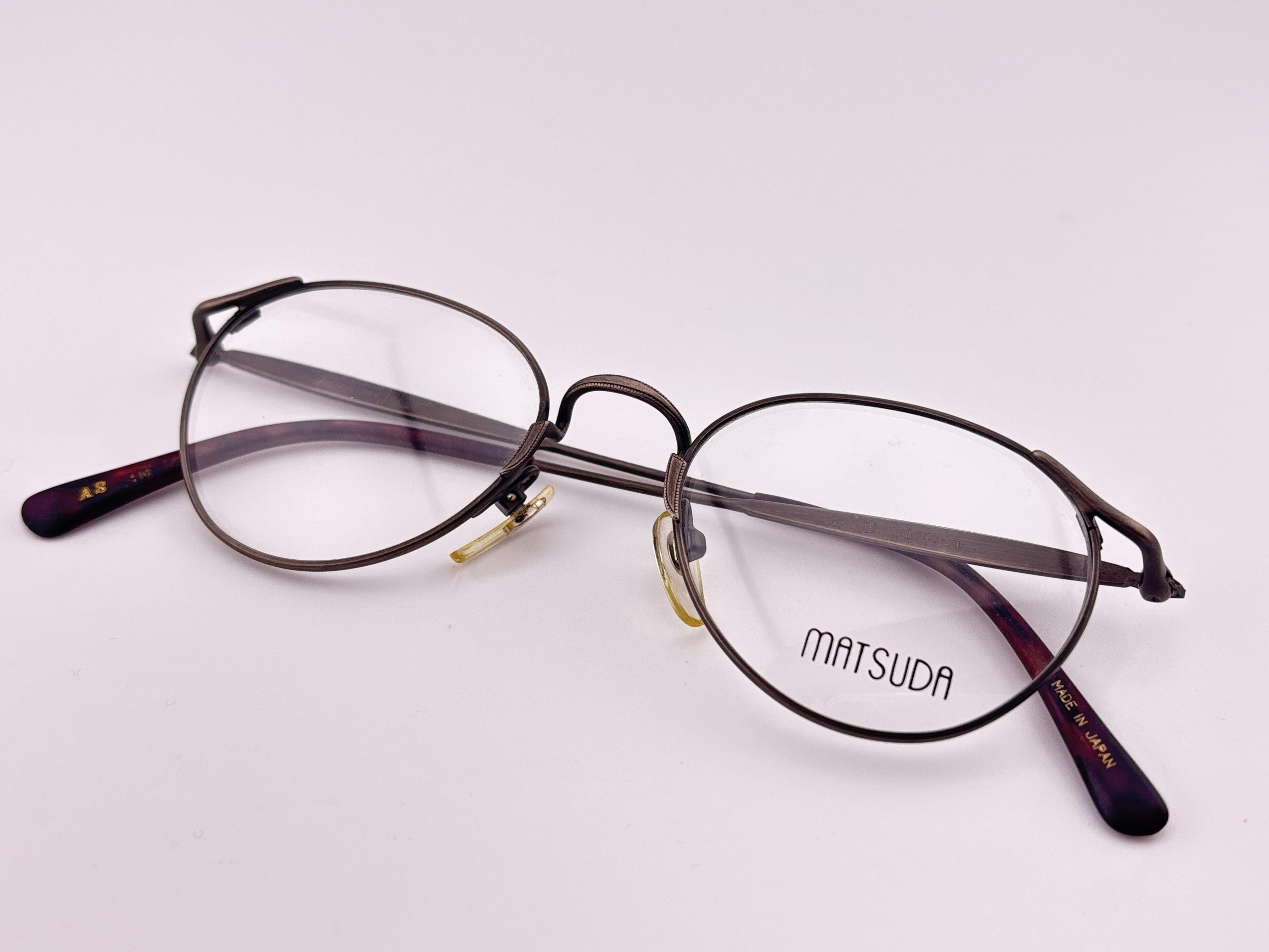 La marque culte Matsuda a signé cette paire ultra chic de lunettes Rx à monture argentée,
Qualité et design supérieurs 
New, Never Worn Or Displayed 
Cet article peut présenter des signes mineurs d'usure dus au stockage.


Fabriqué au Japon



Avant