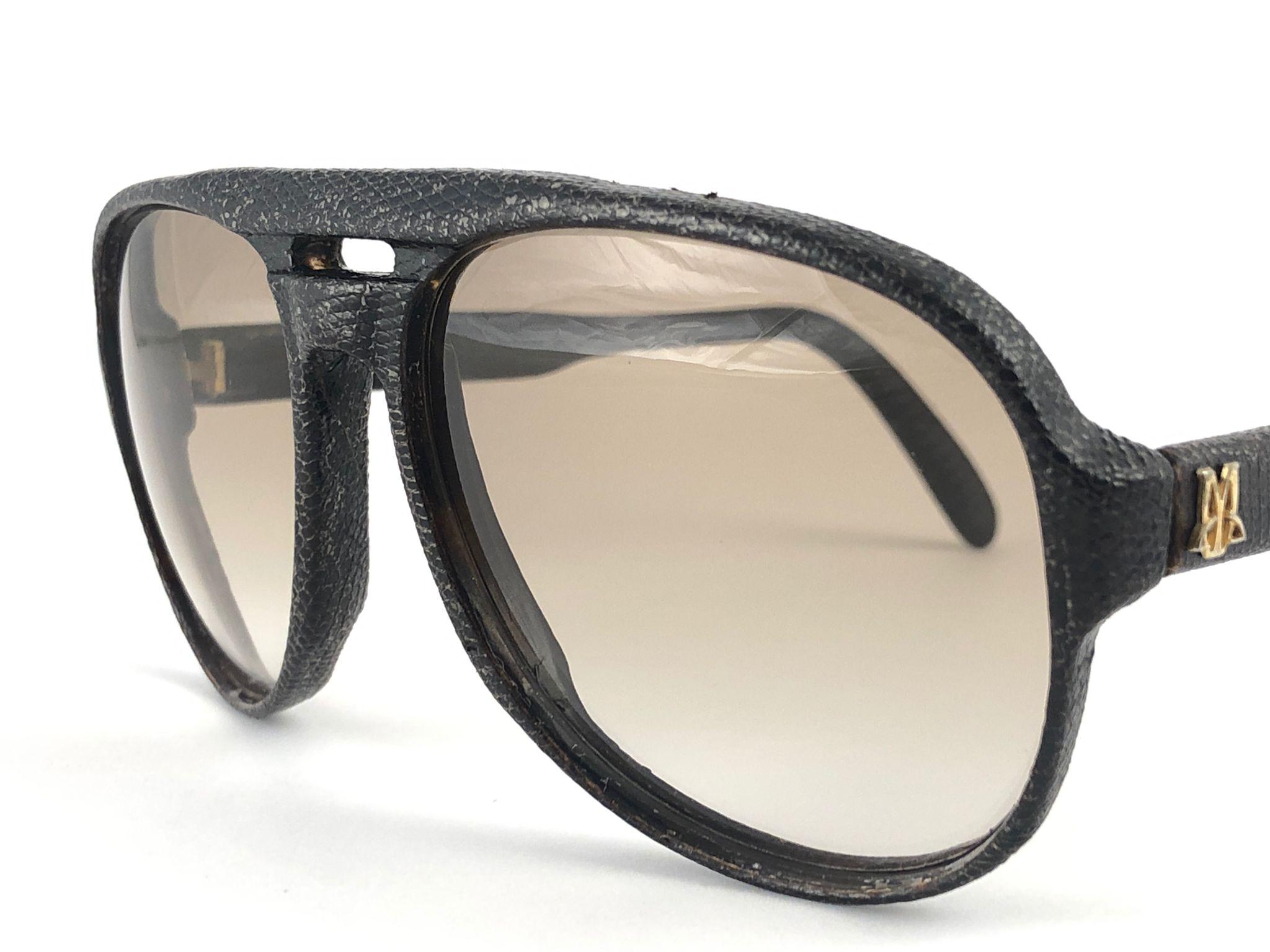 New, rare Maxim's de Paris completely lined with real lizard leather frame with legendary Maxim's logo on the temples holding a light brown gradient lenses 

Please notice that this item is nearly 40 years old and could show some storage wear.