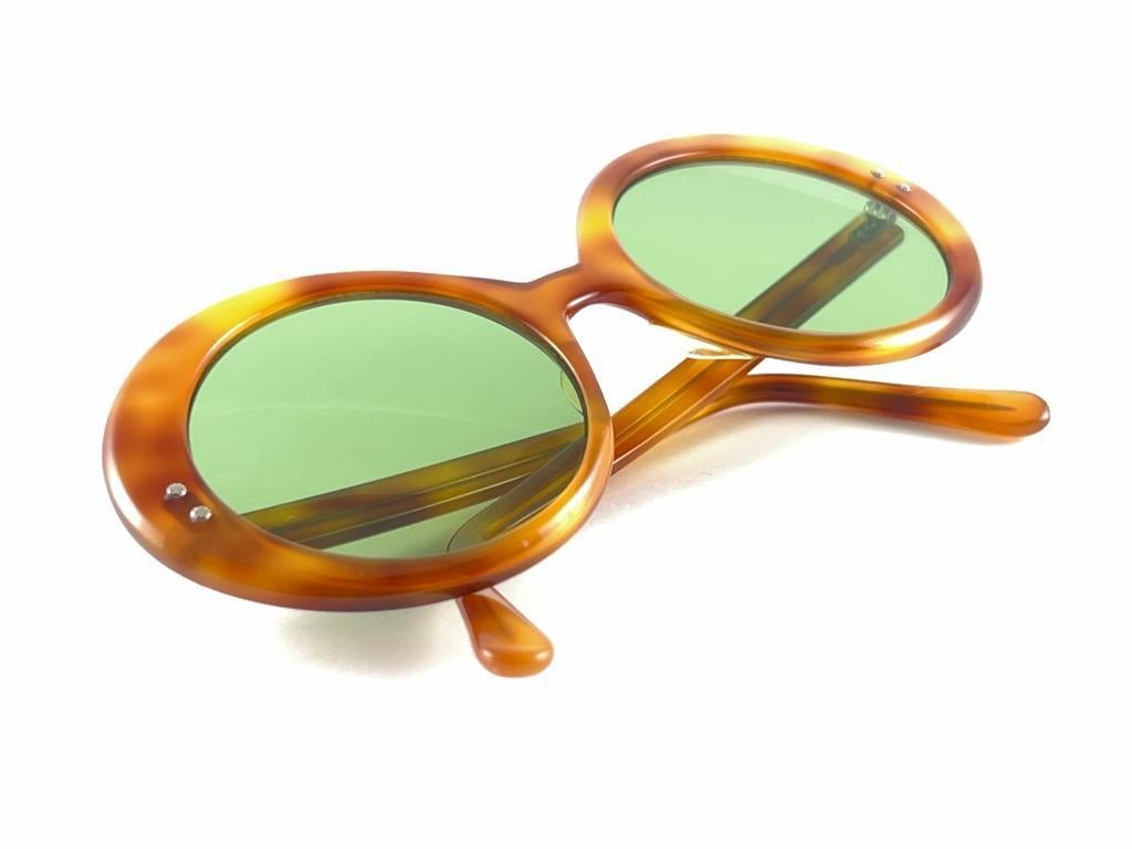 Neue Vintage May Schildpatt-Sonnenbrille mit rundem Rahmen und flachen grünen Linsen, 60er Jahre im Angebot 5