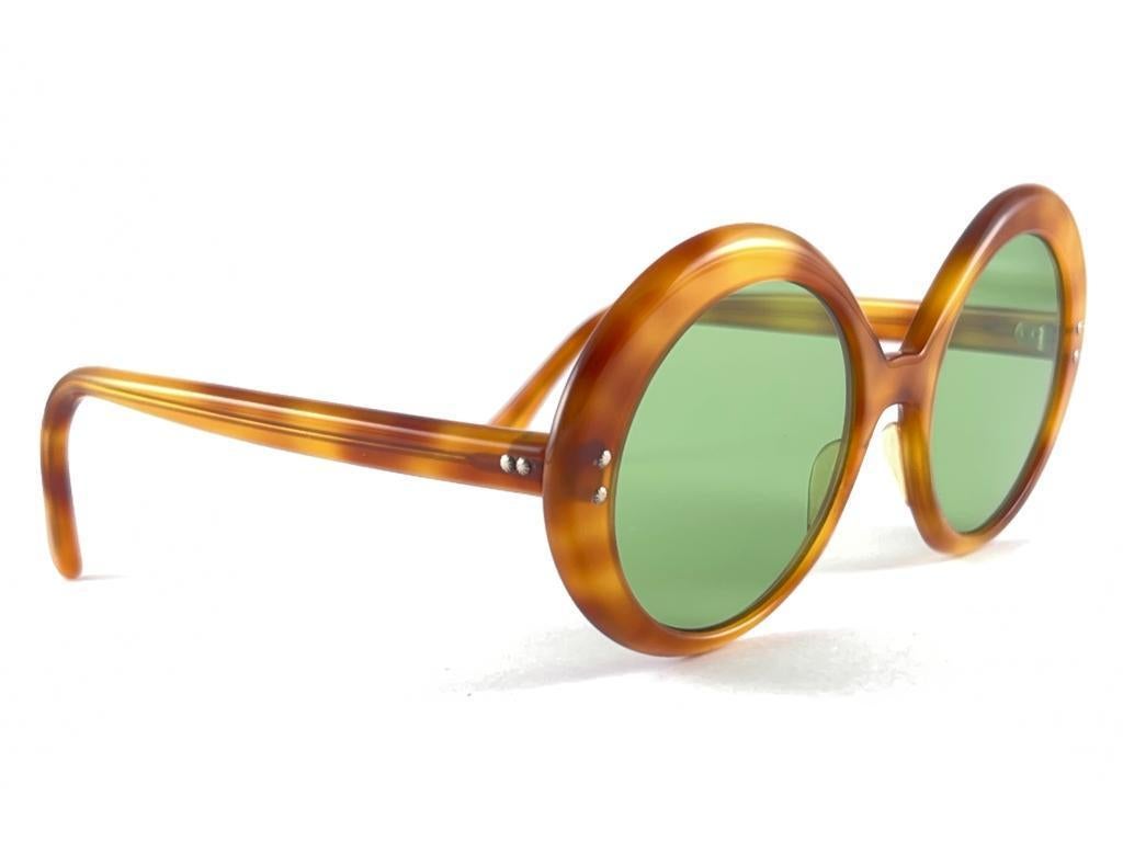 Neue Vintage May Schildpatt-Sonnenbrille mit rundem Rahmen und flachen grünen Linsen, 60er Jahre (Grün) im Angebot