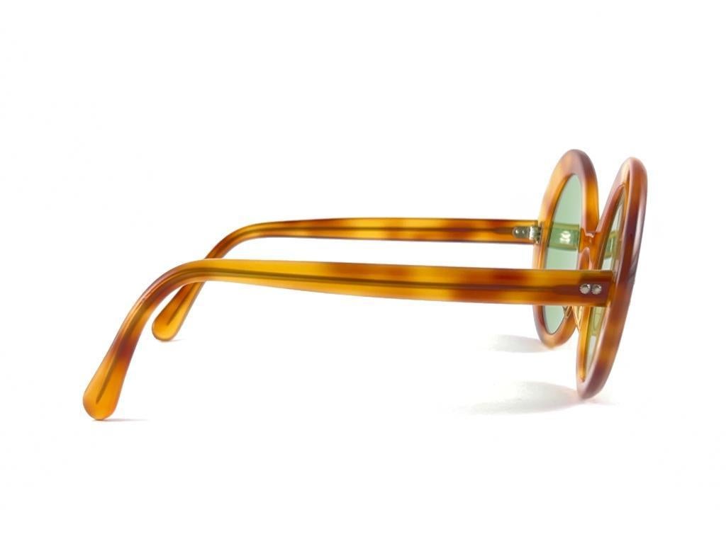 Neue Vintage May Schildpatt-Sonnenbrille mit rundem Rahmen und flachen grünen Linsen, 60er Jahre für Damen oder Herren im Angebot