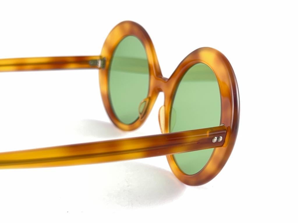 Neue Vintage May Schildpatt-Sonnenbrille mit rundem Rahmen und flachen grünen Linsen, 60er Jahre im Angebot 1