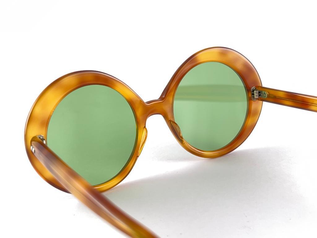 Neue Vintage May Schildpatt-Sonnenbrille mit rundem Rahmen und flachen grünen Linsen, 60er Jahre im Angebot 2