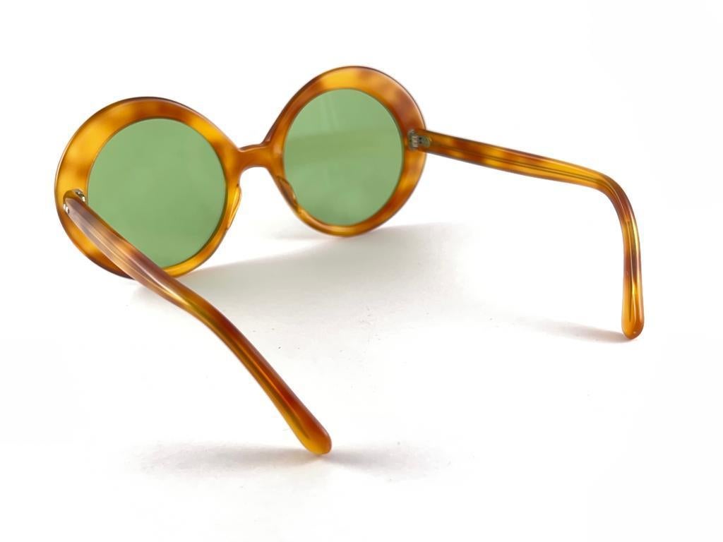 Neue Vintage May Schildpatt-Sonnenbrille mit rundem Rahmen und flachen grünen Linsen, 60er Jahre im Angebot 3