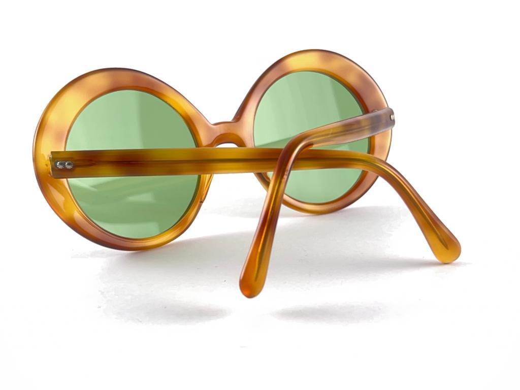 Neue Vintage May Schildpatt-Sonnenbrille mit rundem Rahmen und flachen grünen Linsen, 60er Jahre im Angebot 4