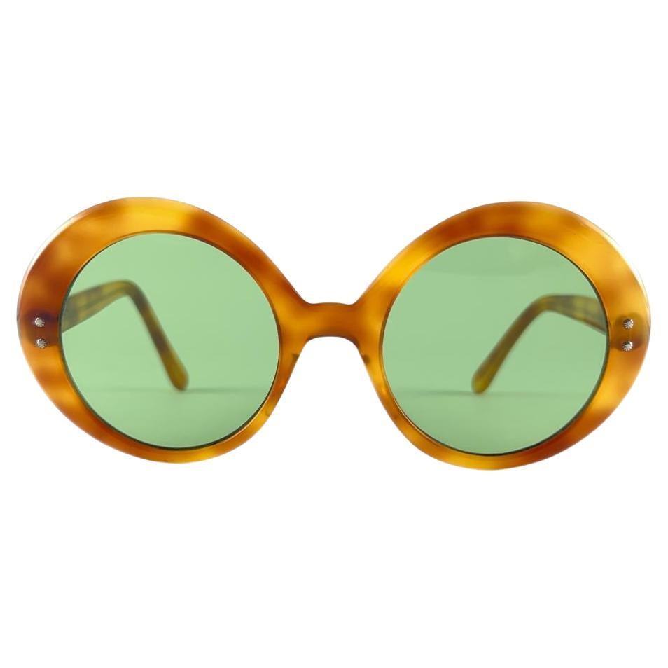 Neue Vintage May Schildpatt-Sonnenbrille mit rundem Rahmen und flachen grünen Linsen, 60er Jahre