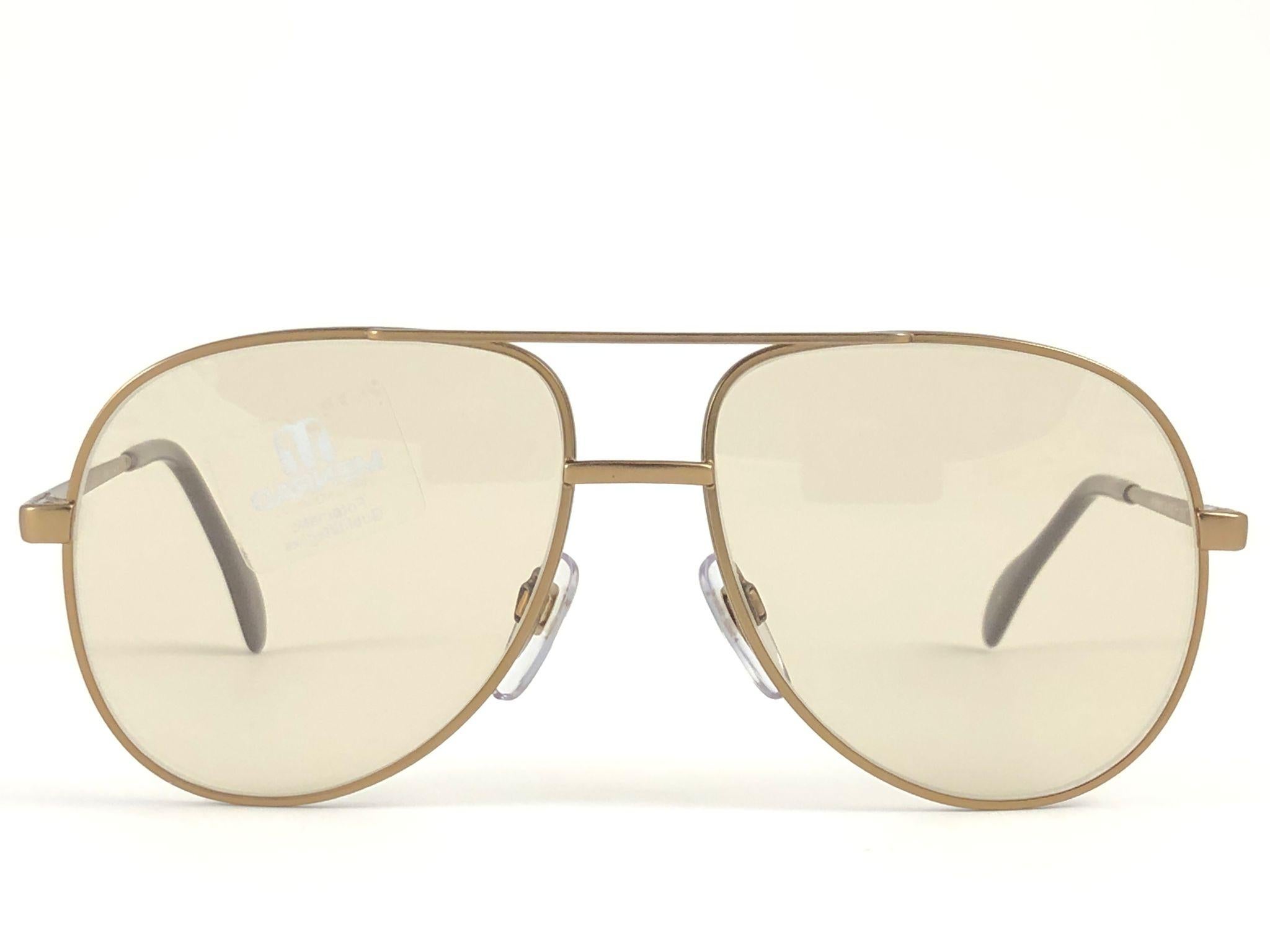 New Vintage Collector Item Menrad Sunglasses frame holding a pair of light  les lentilles.  

Fabriqué en Allemagne dans les années 1970.


Devant : 14,2 cm 

Hauteur de l'objectif : 5.1 cm 

Largeur de l'objectif : 5.6 cm 

Temples : 12 cm