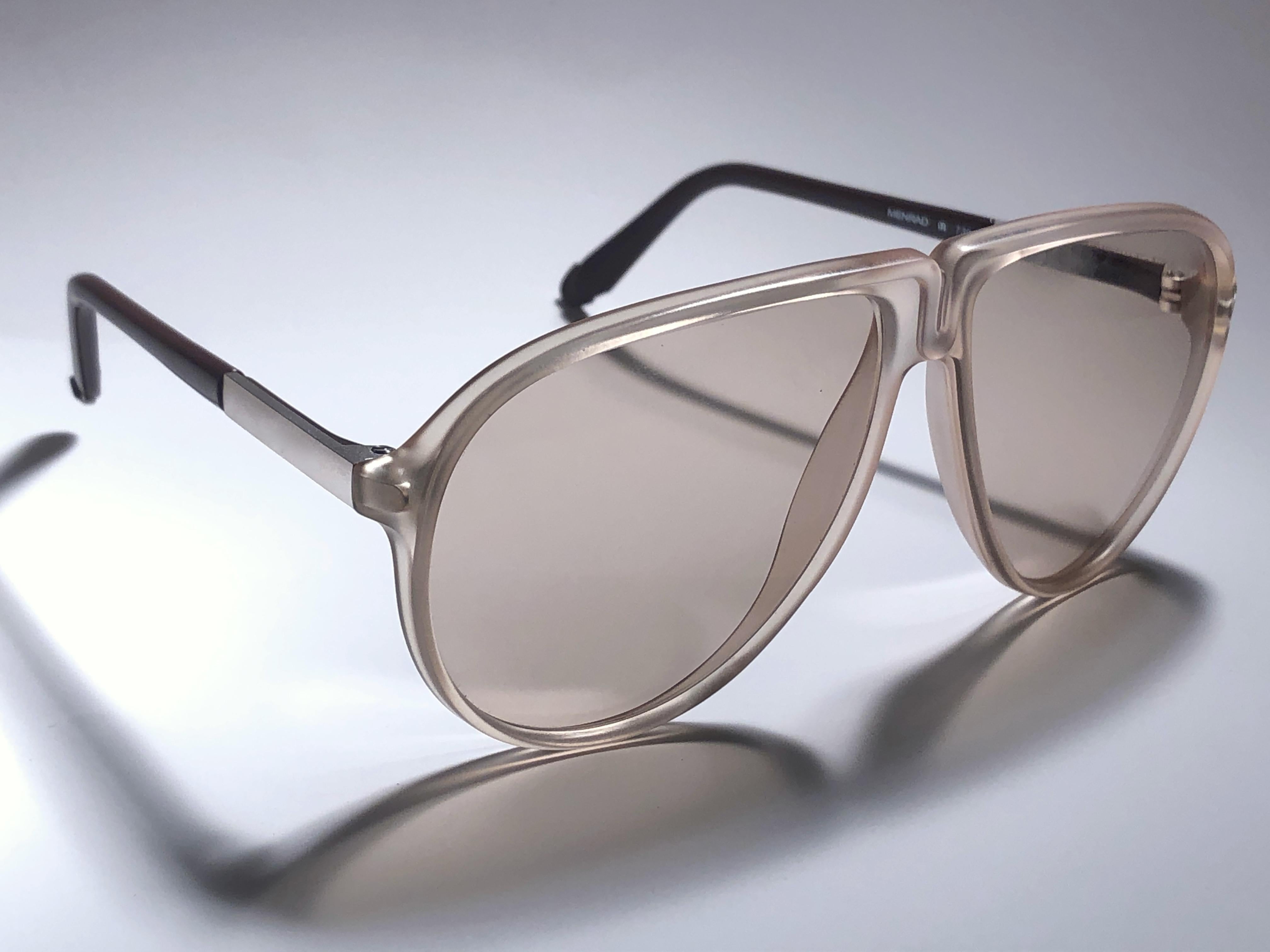 Nouveau Vintage Menrad Oversized Ice clear Sunglasses cadre tenant une paire de lentilles changeables impeccable.

Fabriqué en Allemagne dans les années 1970.

Cet article peut présenter des signes mineurs d'usure dus au stockage.

Devant : 15