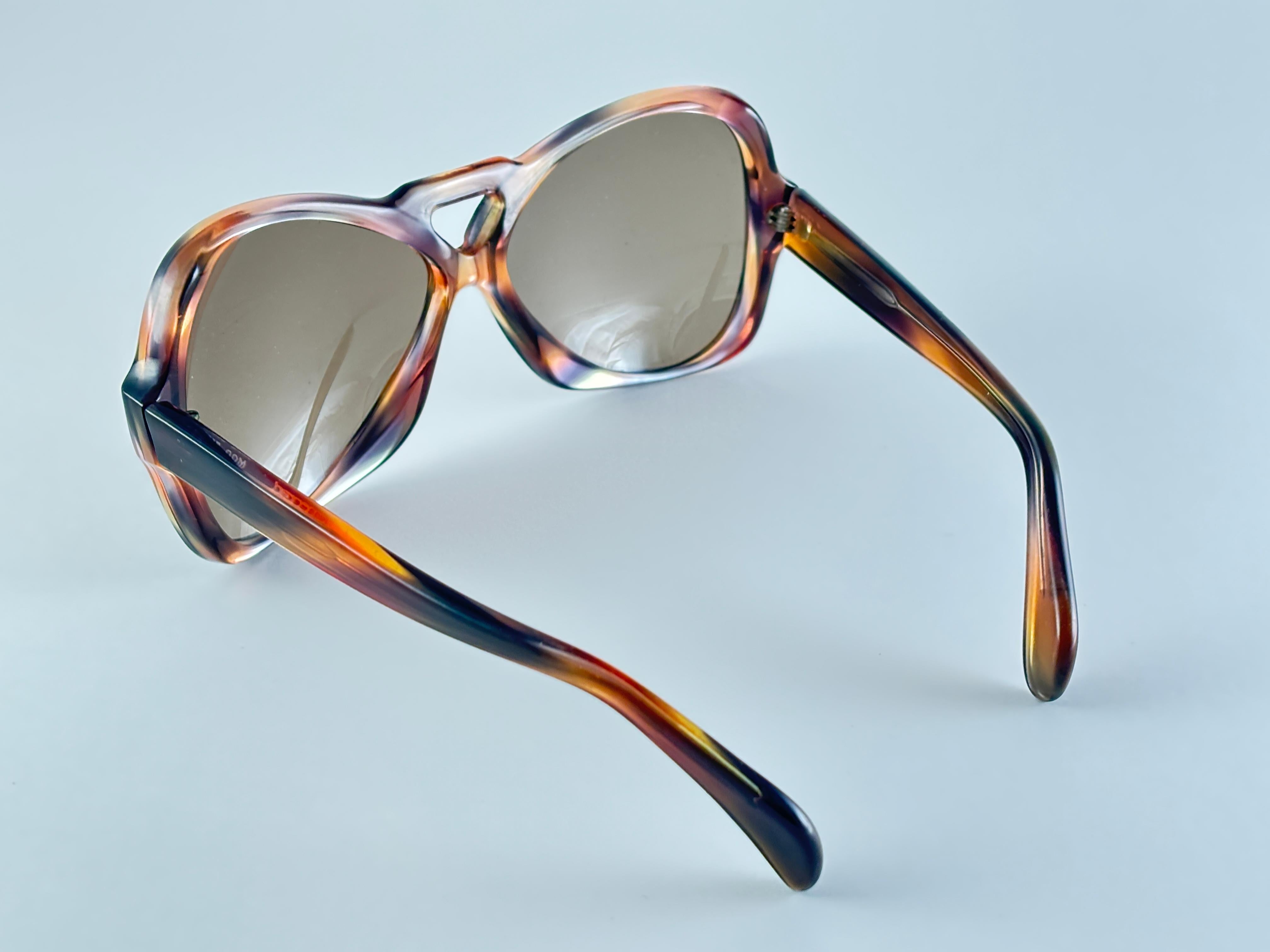 Neues Vintage-Sammlerstück Menrad Clear Multicolour  Sonnenbrillengestell mit einem makellosen Paar heller Verlaufsgläser.  

Hergestellt in Deutschland in den 1970er Jahren.

Vorderseite : 15,5 cm
Linse Höhe : 5 cm
Linse Breite : 6.5 cm










