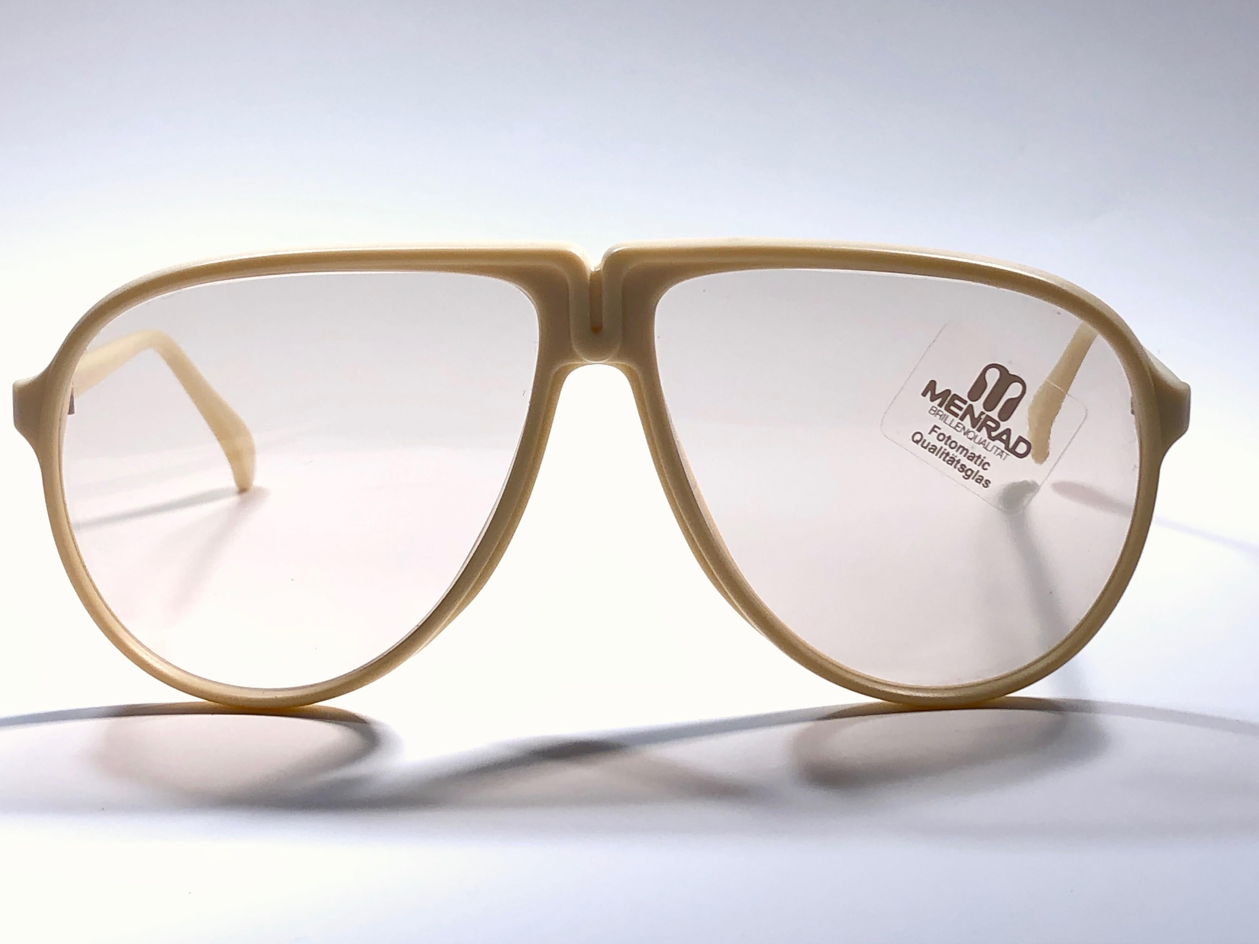 New Vintage Menrad Oversized Beige Sunglasses frame holding a spotless pair of changeable lenses.

Made in Germany in 1970's.

This item may show minor sign of wear due to storage.

Front : 15 cms

Lens Width : 6 cms.

Lens Height : 5 cms. 


