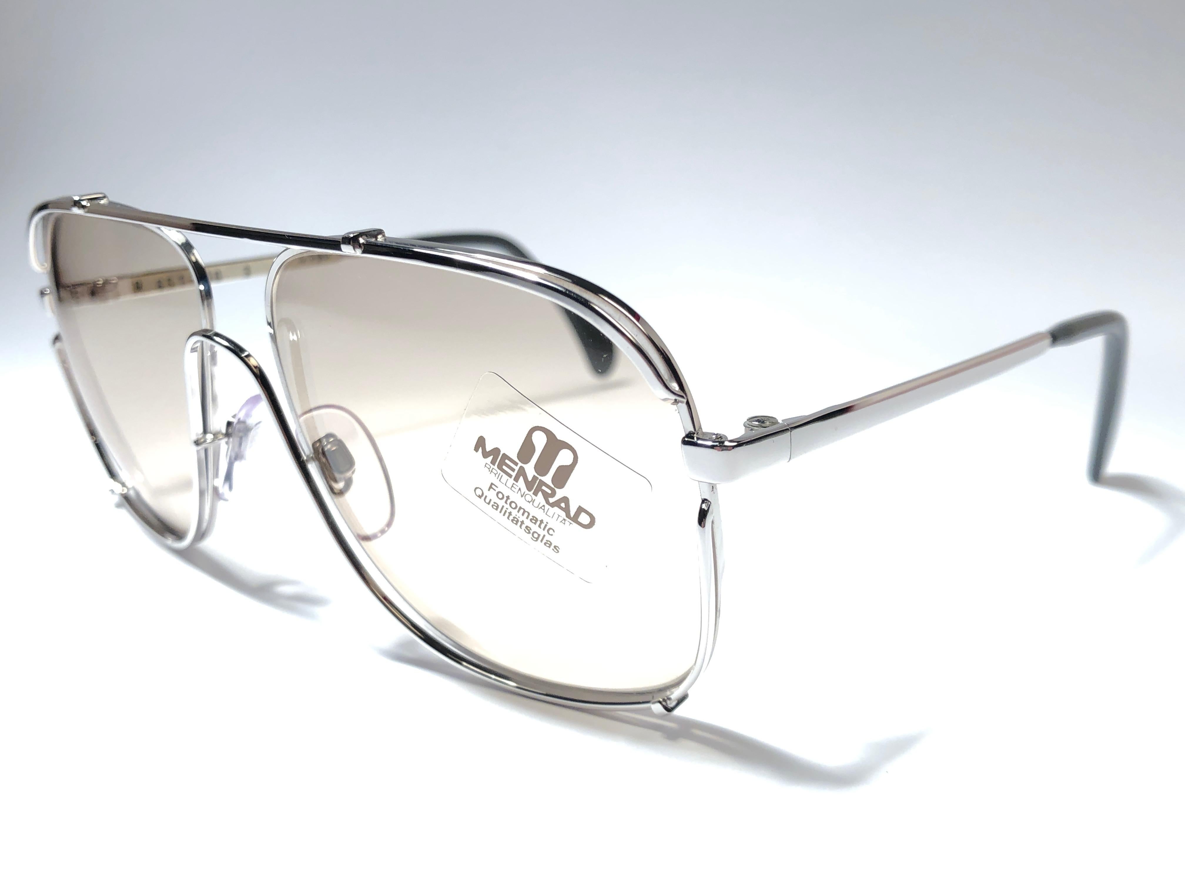 Nouveau Vintage Collector Item Menrad Silver Sunglasses cadre tenant une paire de lentilles changeables impeccable.

Fabriqué en Allemagne dans les années 1970.



