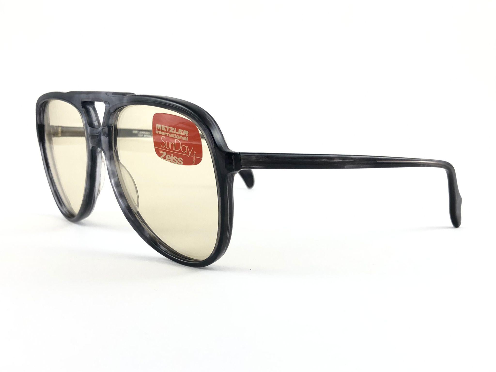 Vintage sunglasses by Metzler 2880 craftsmanship and design in a strong and functional frame.
Oversized Translucent Marbled frame holding a spotless pair of Umbramatic light lenses.

Designed and produced in Germany.


MEASUREMENTS:

Front :        