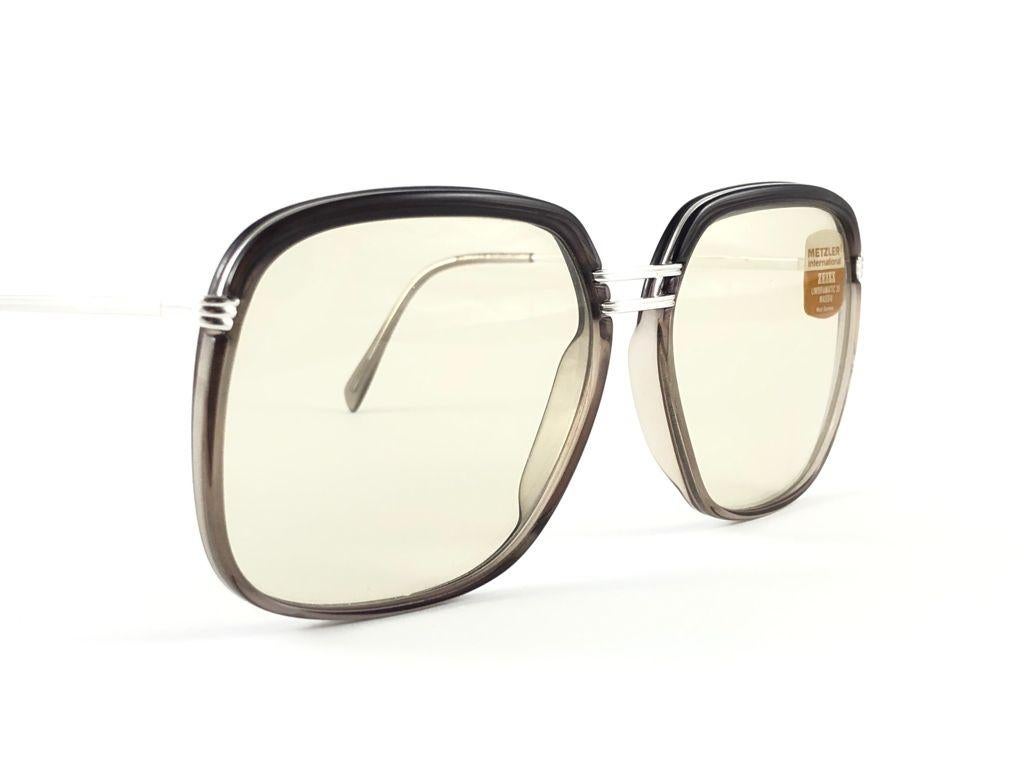 Vintage-Sonnenbrille von Metzler Umbral 85 2900 Handwerkskunst und Design in einem starken und funktionellen Rahmen.
Übergroßer silberner Rahmen mit einem makellosen Paar mittelbrauner Gläser.

Entworfen und hergestellt in