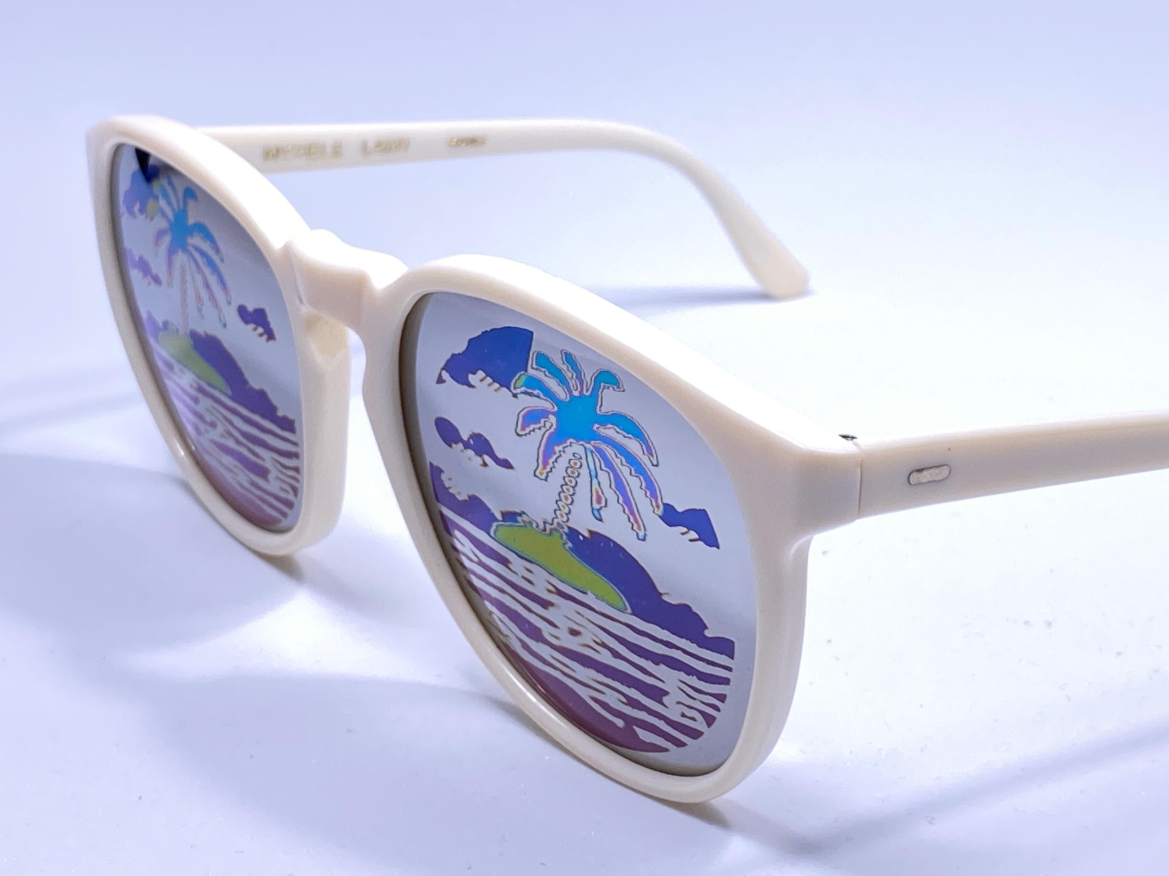 Super Rare Michele Lamy designer, muse et partenaire de Rick Owens, lunettes de soleil blanches avec verres miroir à l'imprimé coloré. On ne voit presque pas l'imprimé quand on les porte.

Neuf, jamais porté ou exposé. Ce par peut présenter des