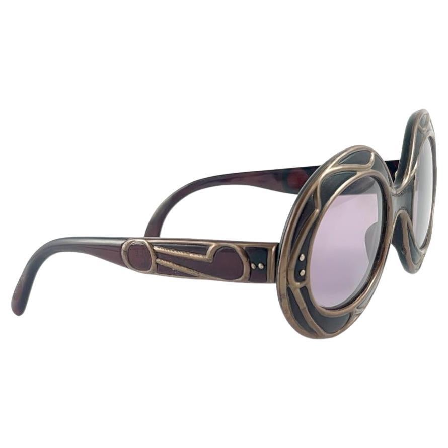 New Vintage Collector Item 1950's Michelle Brevet stained glass like technique over an acetate frame holding a spotless pair of grey lenses. 
Handmade in France in the 50's.

This pair may show minor sign of wear due to storage.

FRONT : 15