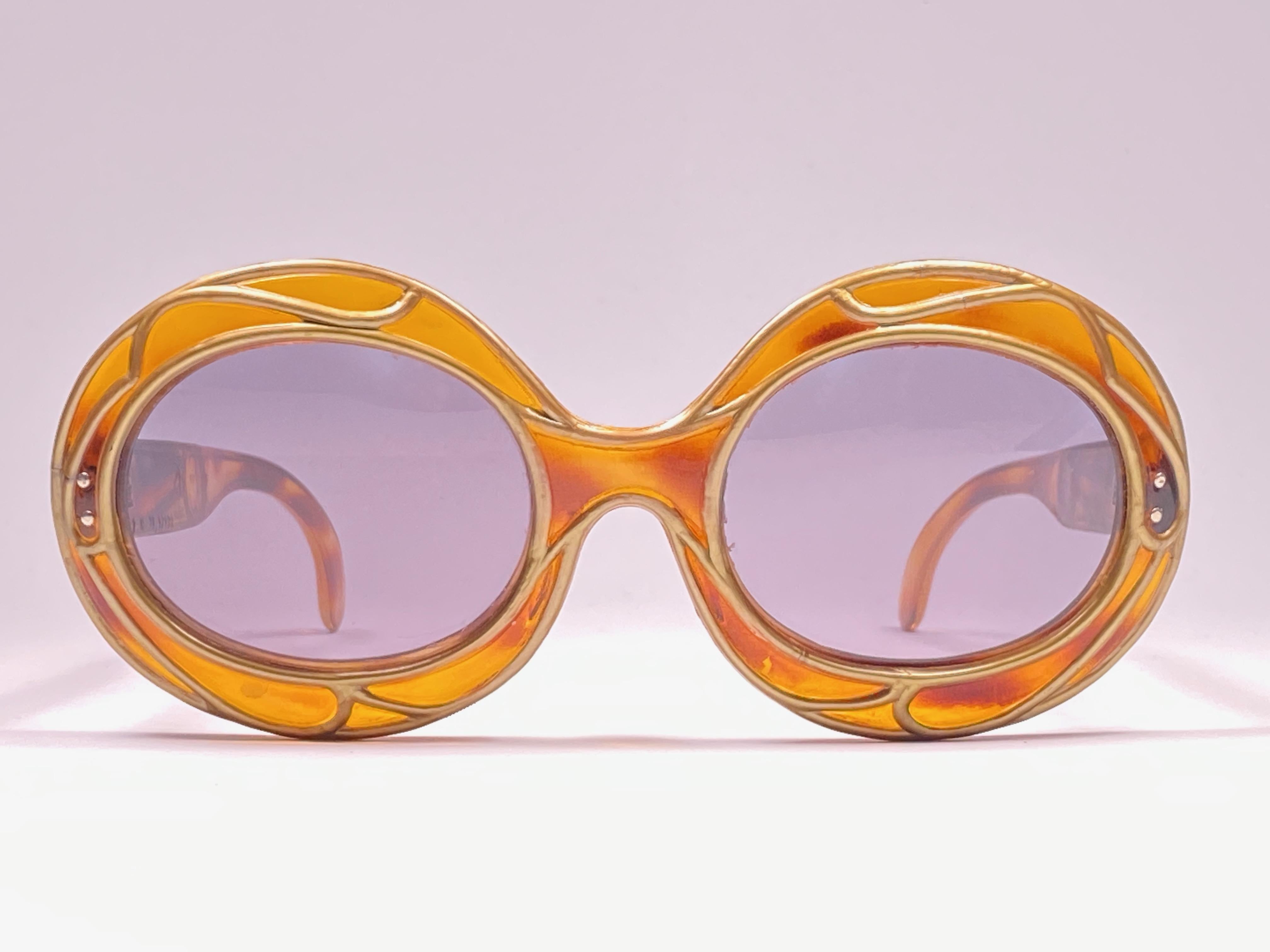 Nuevo artículo de coleccionista vintage de los años 50 Michelle Brevet Técnica similar a la de las vidrieras sobre una montura de acetato que sujeta un par de lentes grises inmaculadas. 
Hecho a mano en Francia en los años 50.

Este par puede