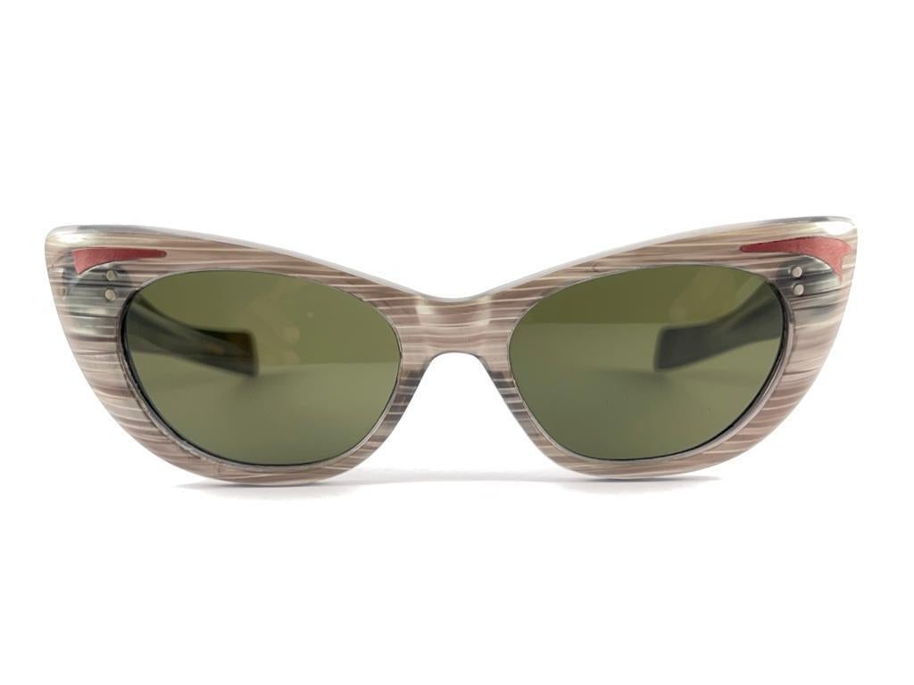New Vintage Midcentury Cat Eye Frame Holding A Pair Of Green Lenses Sunglasses

New Never Worn Or Display, This Item May Show Minor Sign Of Wear Due To Storage


Made In Italy




Front                                        13 Cms 

Lens Height    