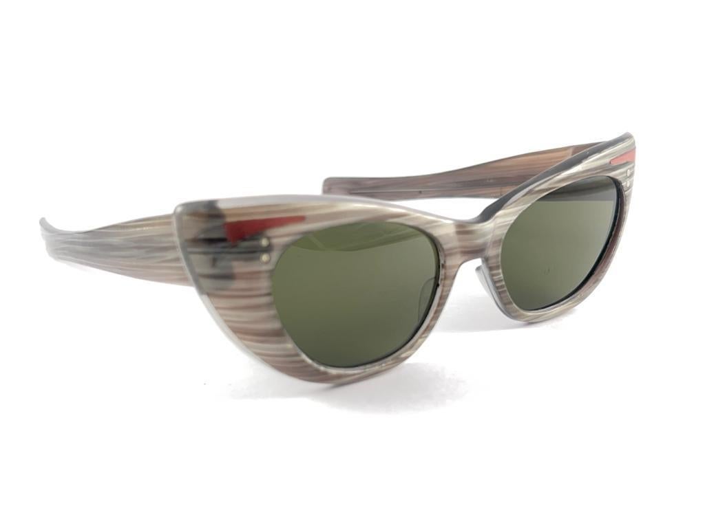 New Vintage Midcentury  Cat Eye Green Lenses Frame 60'S Sunglasses Italy  In New Condition For Sale In Baleares, Baleares
