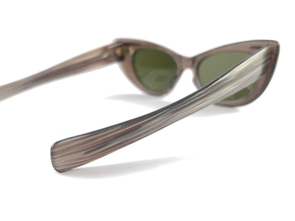 New Vintage Midcentury  Cat Eye Green Lenses Frame 60'S Sunglasses Italy  For Sale 3