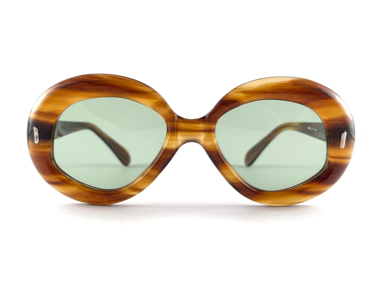 New Vintage Midcentury Oval Blond Tortoise 1960'S Frame
This Item May Show Minor Sign Of Wear Due To Storage


Made in Italy


Front                                          14 Cms 
Lens Height                             4.2 Cms
Lens Width         