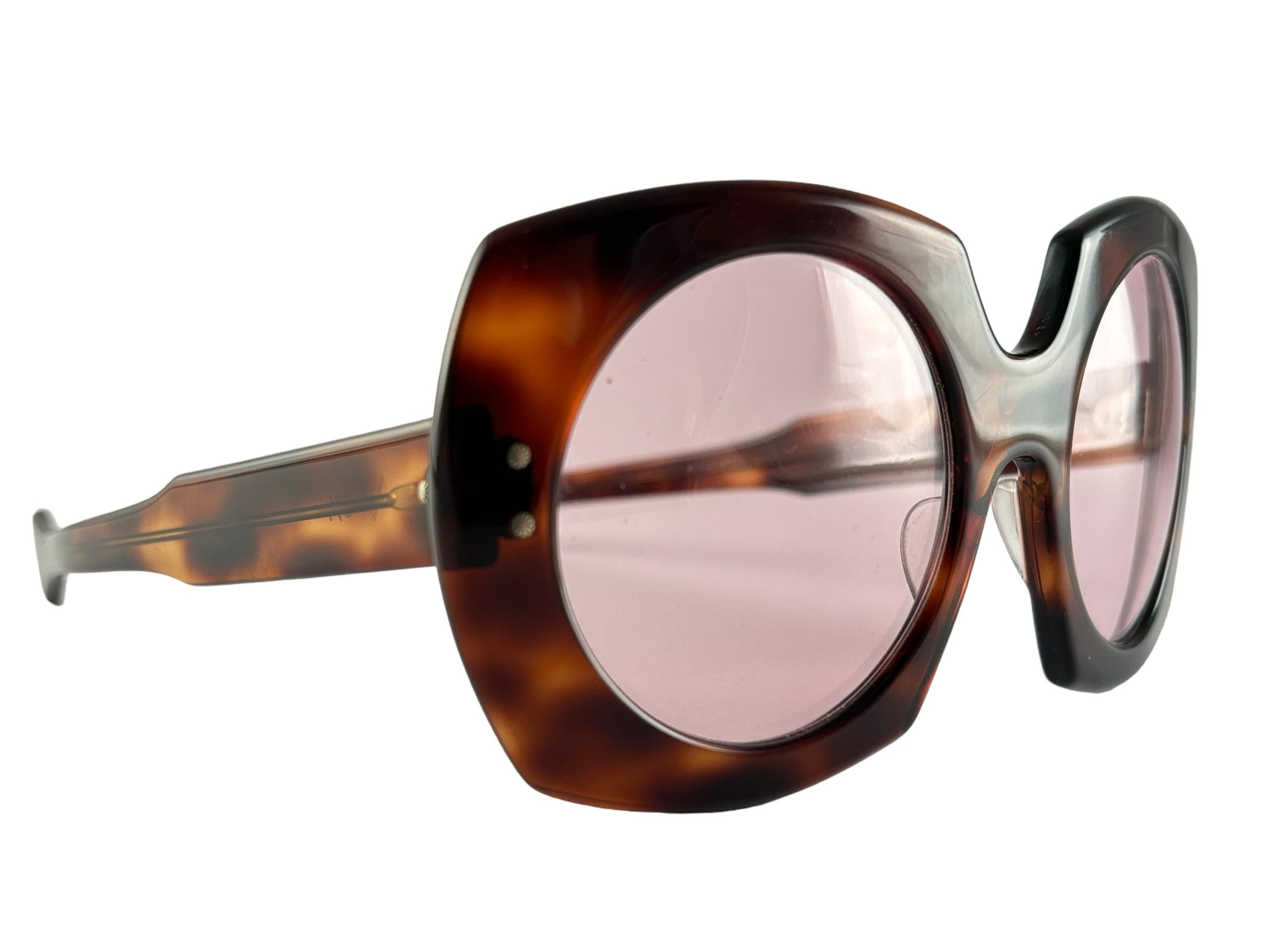 New Vintage Midcentury Oval dark Tortoise 1960'S Frame
This Item May Show Minor Sign Of Wear Due To Storage


Made in Italy


Front                                          14 Cms 
Lens Height                             4.2 Cms
Lens Width          