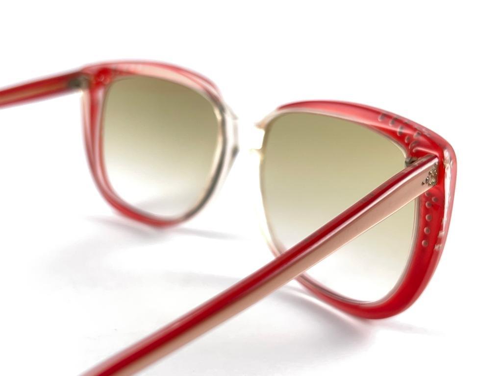 New Vintage Midcentury Translucent & Red Gradient Lenses 60's Sunglasses France en vente 6