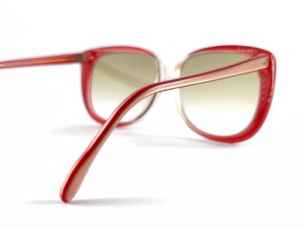 New Vintage Midcentury Translucent & Red Gradient Lenses 60's Sunglasses France en vente 7