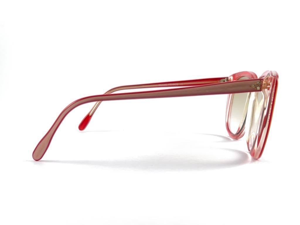 New Vintage Midcentury Translucent & Red Gradient Lenses 60's Sunglasses France en vente 2