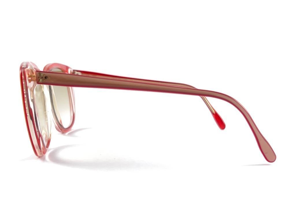 New Vintage Midcentury Translucent & Red Gradient Lenses 60's Sunglasses France en vente 3