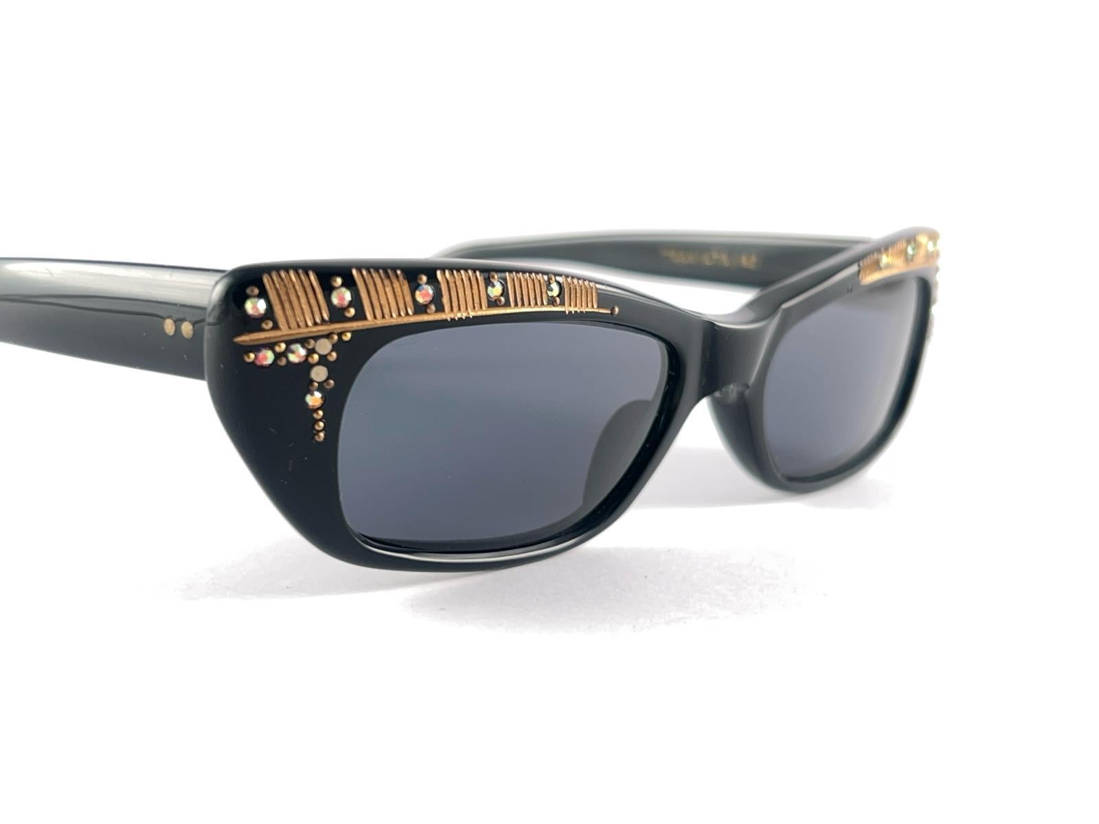New Vintage Midcentury Traviata Black & Rhinestones Sunglasses 50's  France Excellent état - En vente à Baleares, Baleares