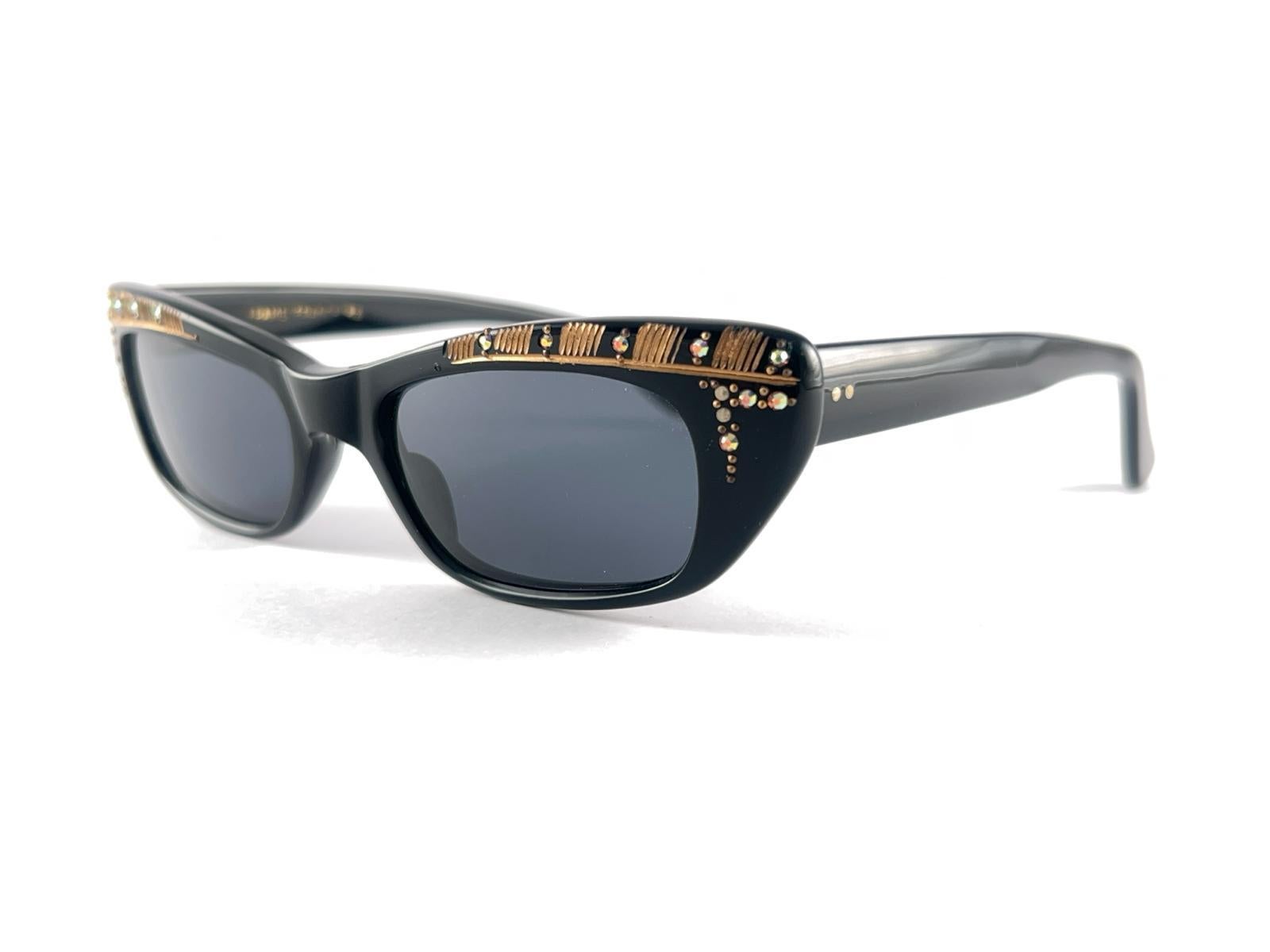 New Vintage Midcentury Traviata Black & Rhinestones Sunglasses 50's  France Unisexe en vente