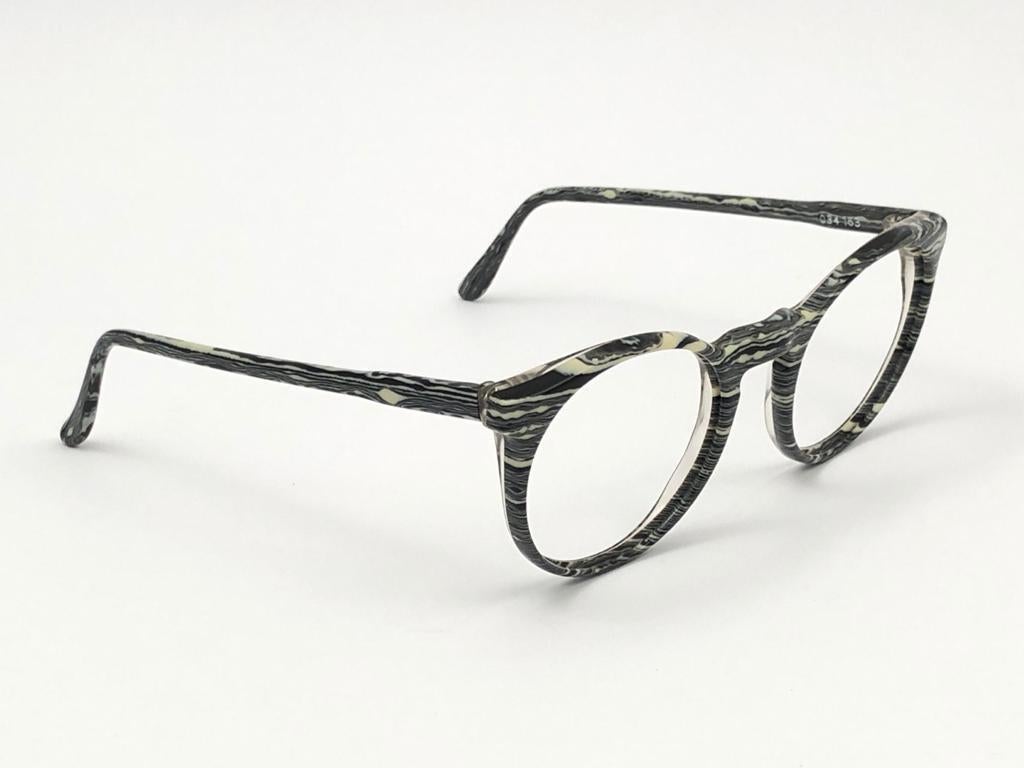 New Vintage Mikli frame black and white stripped ready for RX prescription lenses.

Please consider that this item is nearly 40 years old so it could show minor sign of wear due to storage.  

Made in France.

FRONT : 14 CMS


LENS HEIGHT : 4.2