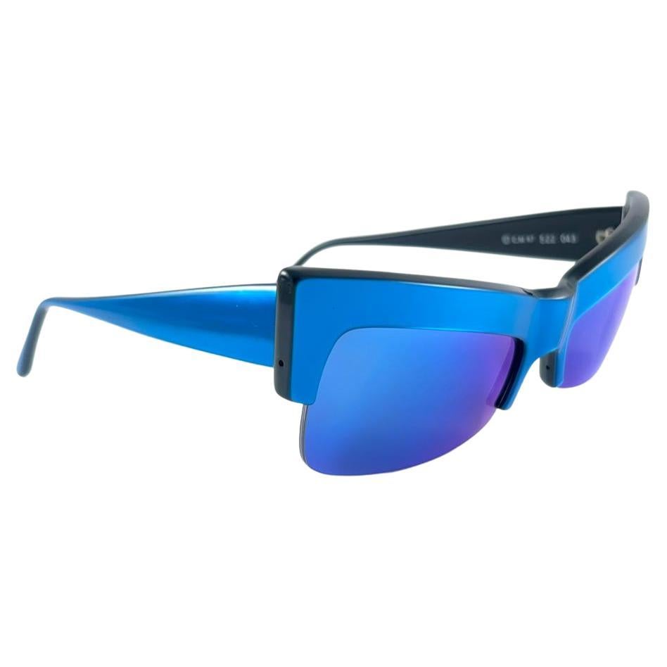 

New Vintage Montana Electric Blue Half Frame Wide Sunglasses Holding A Pair of Polarized Lenses

Veuillez prendre en compte le fait que cet article a près de 40 ans et qu'il peut donc présenter des signes mineurs d'usure dus à l'entreposage. 