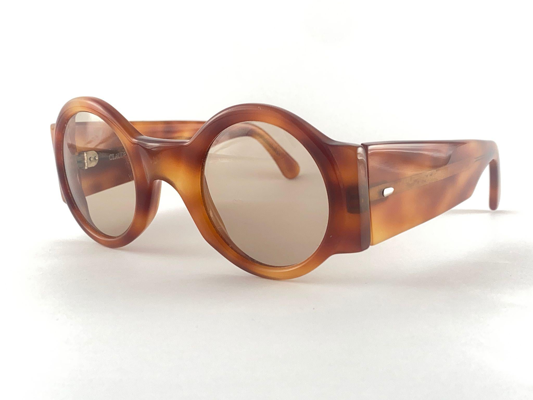 New Vintage Montana Tortoise Round Frame. Light Brown Lenses. 

Please Consider That This Item Is Nearly 40 Years Old So It Could Show Minor Sign Of Wear Due To Storage.  



Made In France



Front                                                   