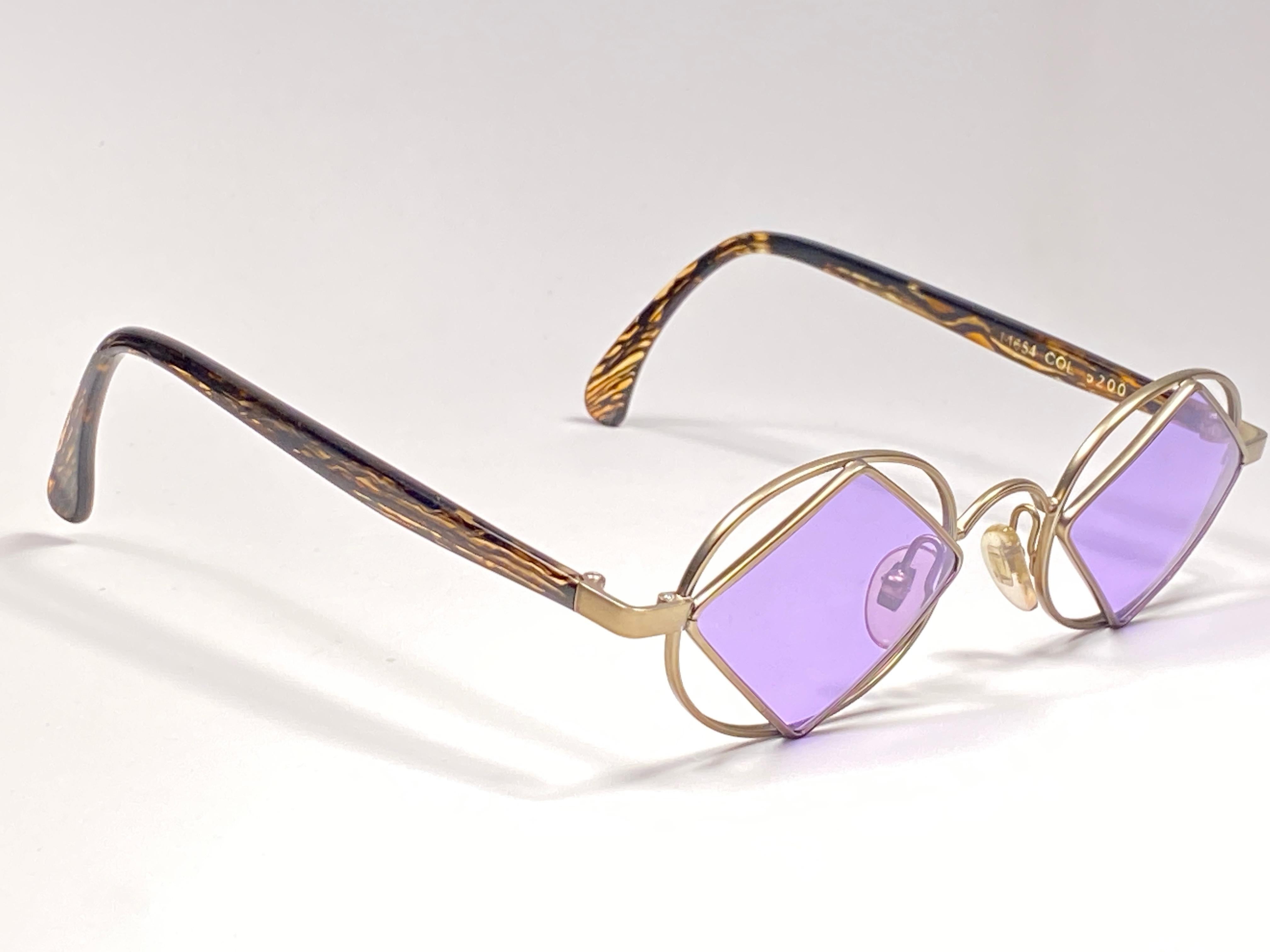 New Vintage Montana frame in silver with inner triangles with purple lenses.

This item is in unworn condition. Please consider that this item is nearly 30 years old so it could show minor sign of wear due to storage.  

Made in France.


