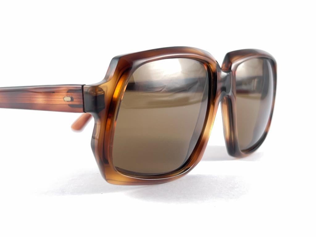 
New Vintage Montclair Sir Tortoise Frame Holding  A Pair Of Spotless Dark Brown Lenses
Superb Quality,  Even Better Design.
New, Never Worn Or Displayed
This Item May Show Minor Sign Of Wear Due To More Than 50 Years Of Storage



Made In France