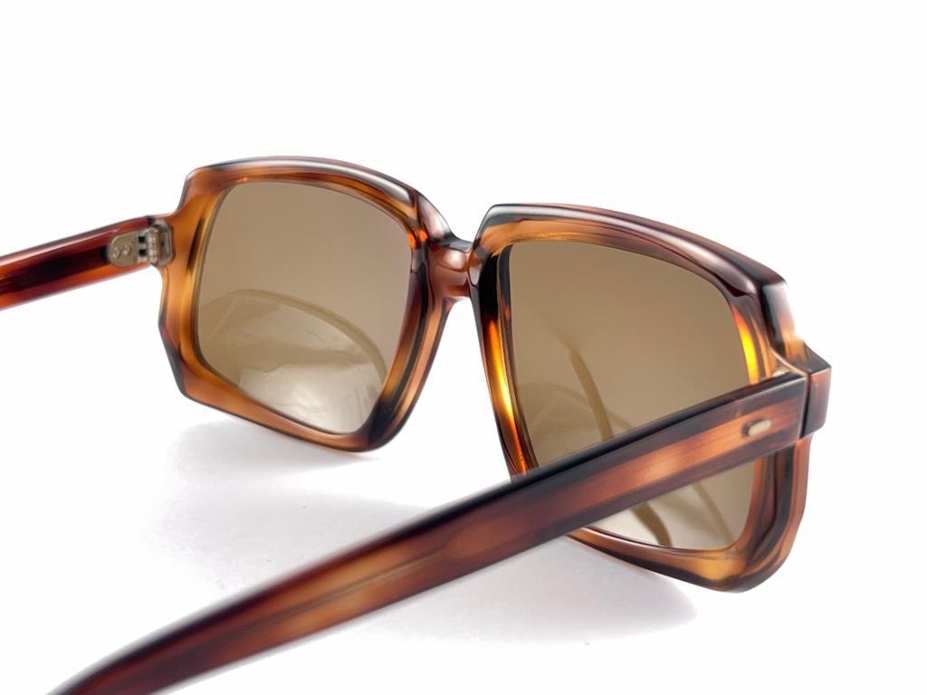 New Vintage Montclair Translucent Tortoise Brown Lenses 60's France Sunglasses en vente 4