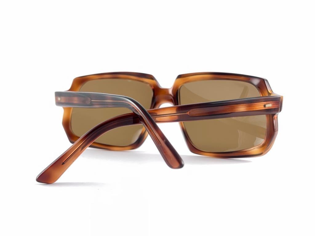 New Vintage Montclair Translucent Tortoise Brown Lenses 60's France Sunglasses en vente 5