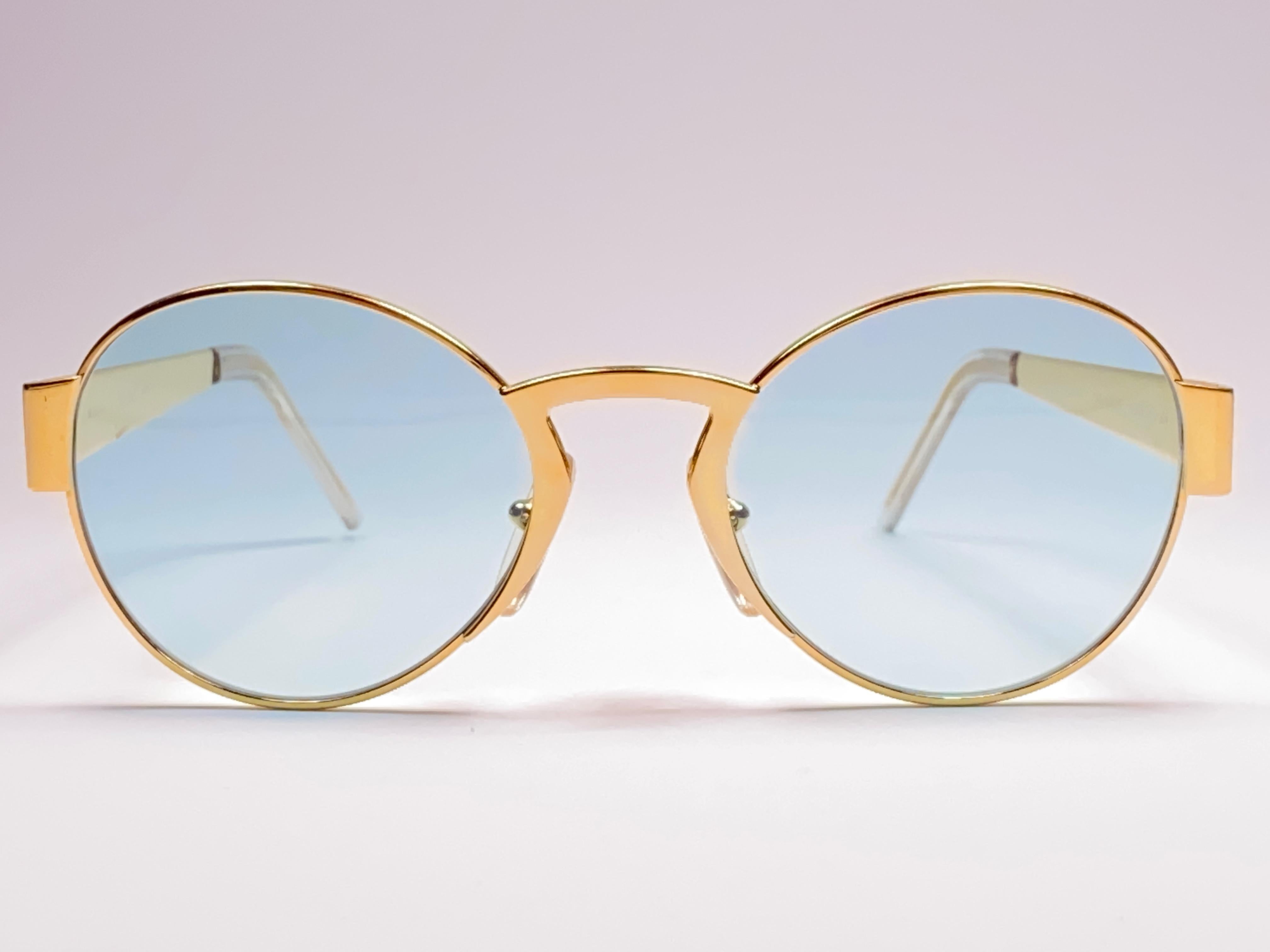 New Vintage Moschino medium size round frame. Spotless light blue lenses.

Made in Italy.
 
Produced and design in 1990's.

This item may show minor sign of wear due to storage.