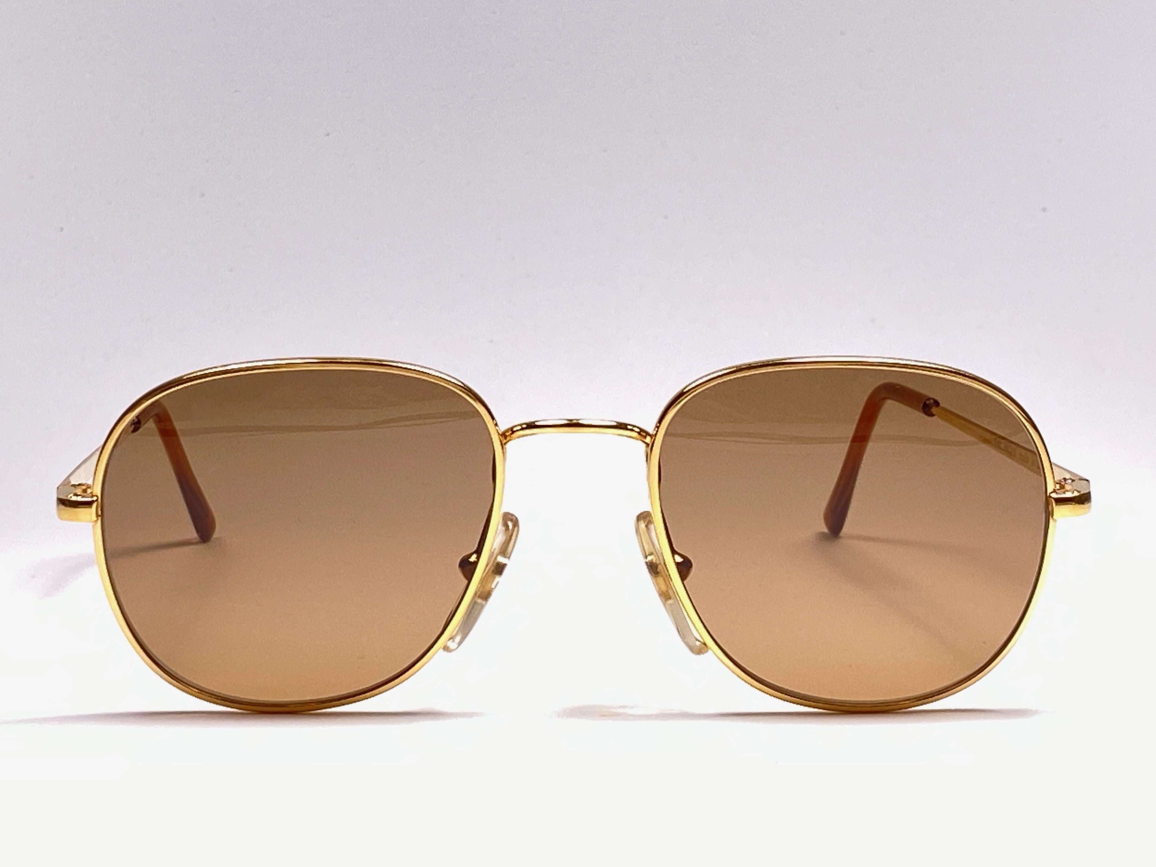 New Vintage Moschino medium size gold frame

Spotless gold mirrored lenses.

Made in Italy.
 
Produced and design in 1990's.

This item may show minor sign of wear due to storage.