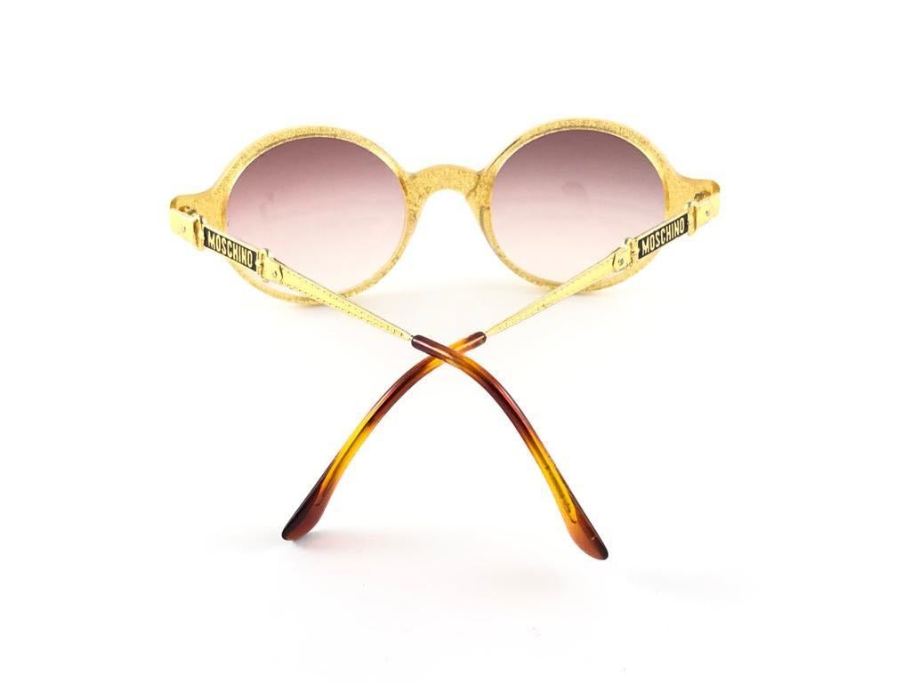 Lunettes de soleil rondes ambrées et dorées Moschino By Persol M274, neuves et vintage  Unisexe en vente