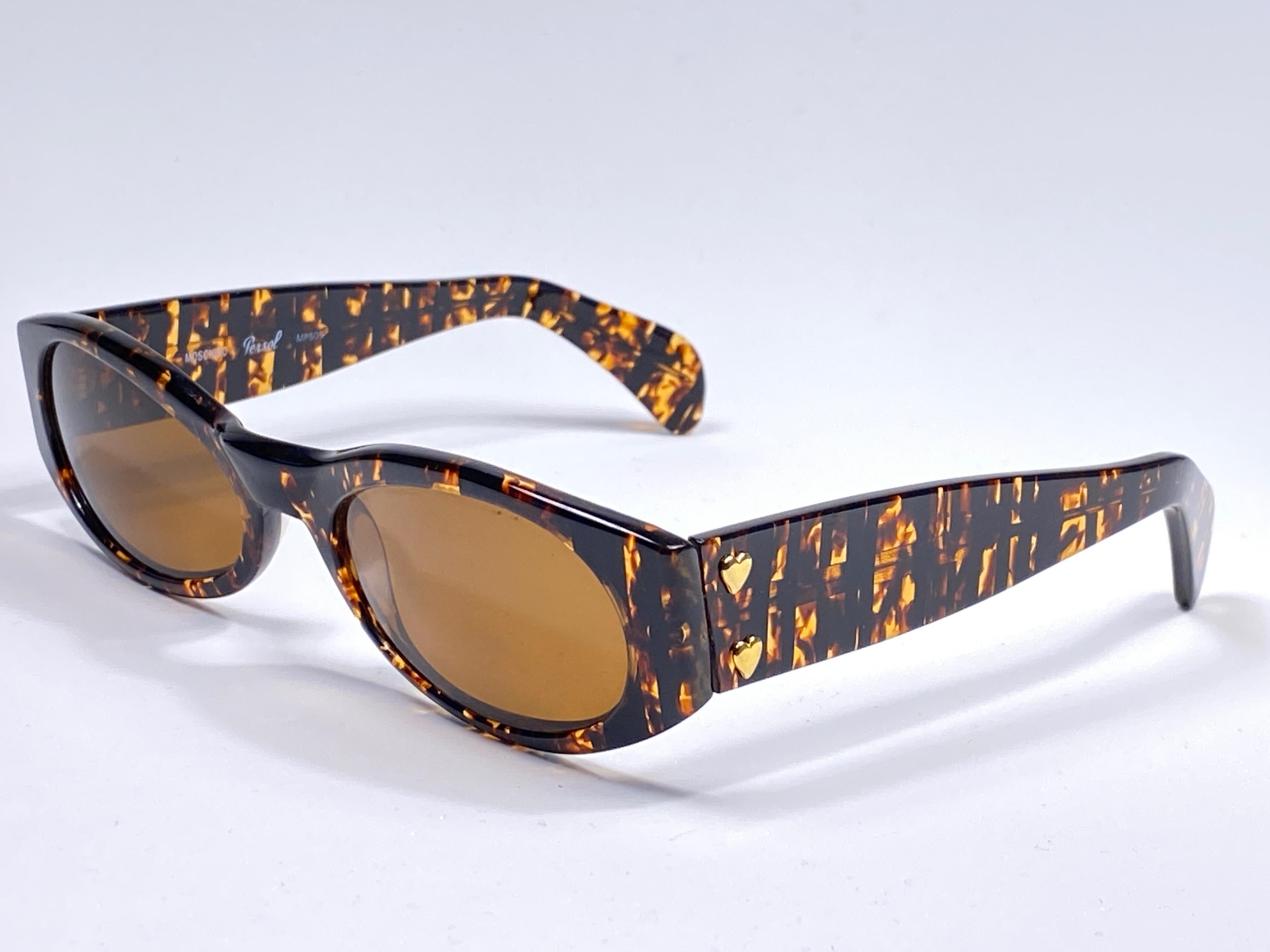 New Vintage Moschino dark tortoise small size frame

Spotless medium brown lenses.

Made in Italy.
 
Produced and design in 1990's.

This item may show minor sign of wear due to storage.