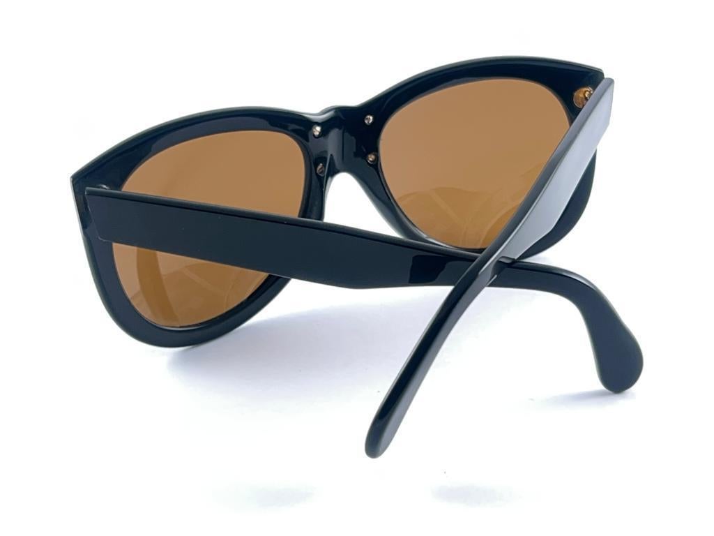 New Vintage Moschino M252 By Persol Black Frame Sunglasses 1990's Made in Italy For Sale 8