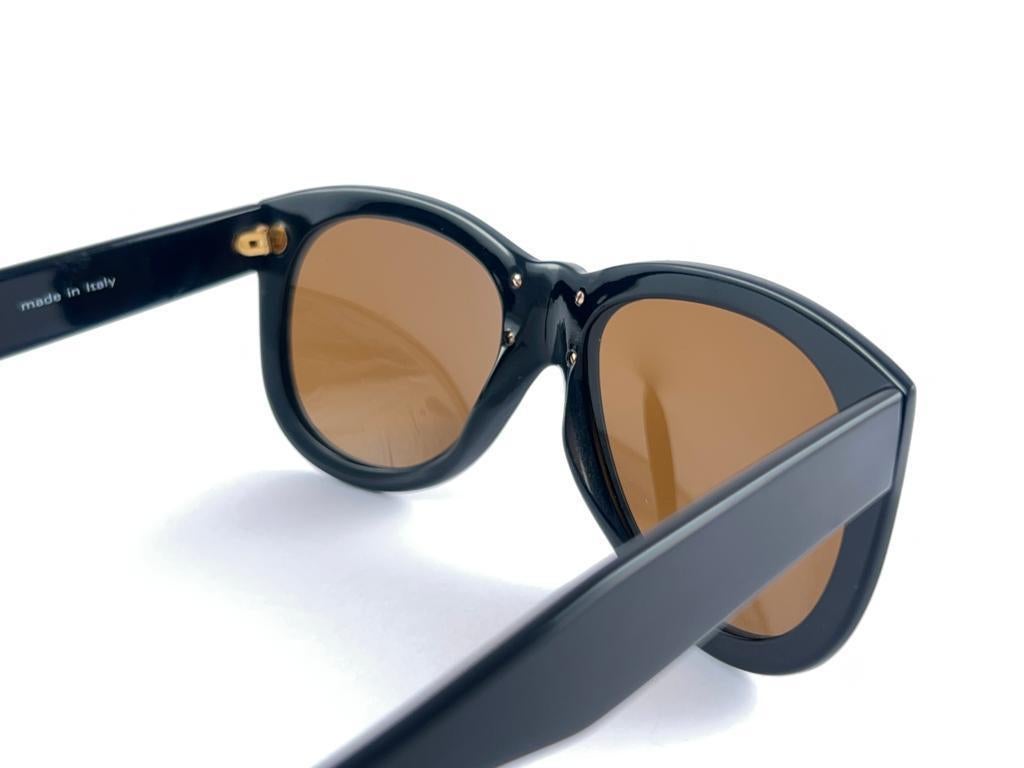 New Vintage Moschino M252 By Persol Black Frame Sunglasses 1990's Made in Italy For Sale 4